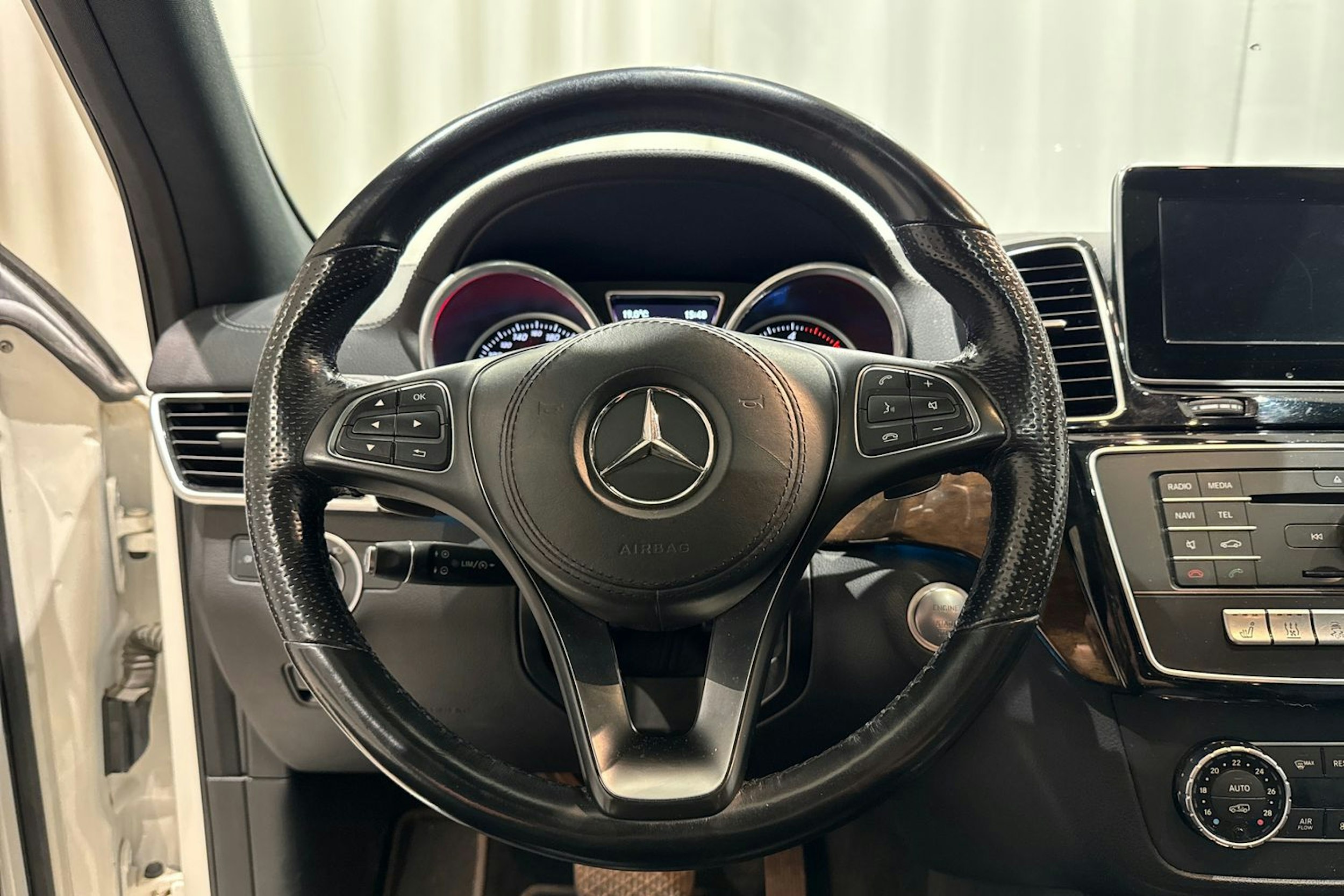 valkoinen Mercedes-Benz GLS 2016 kuva 26.