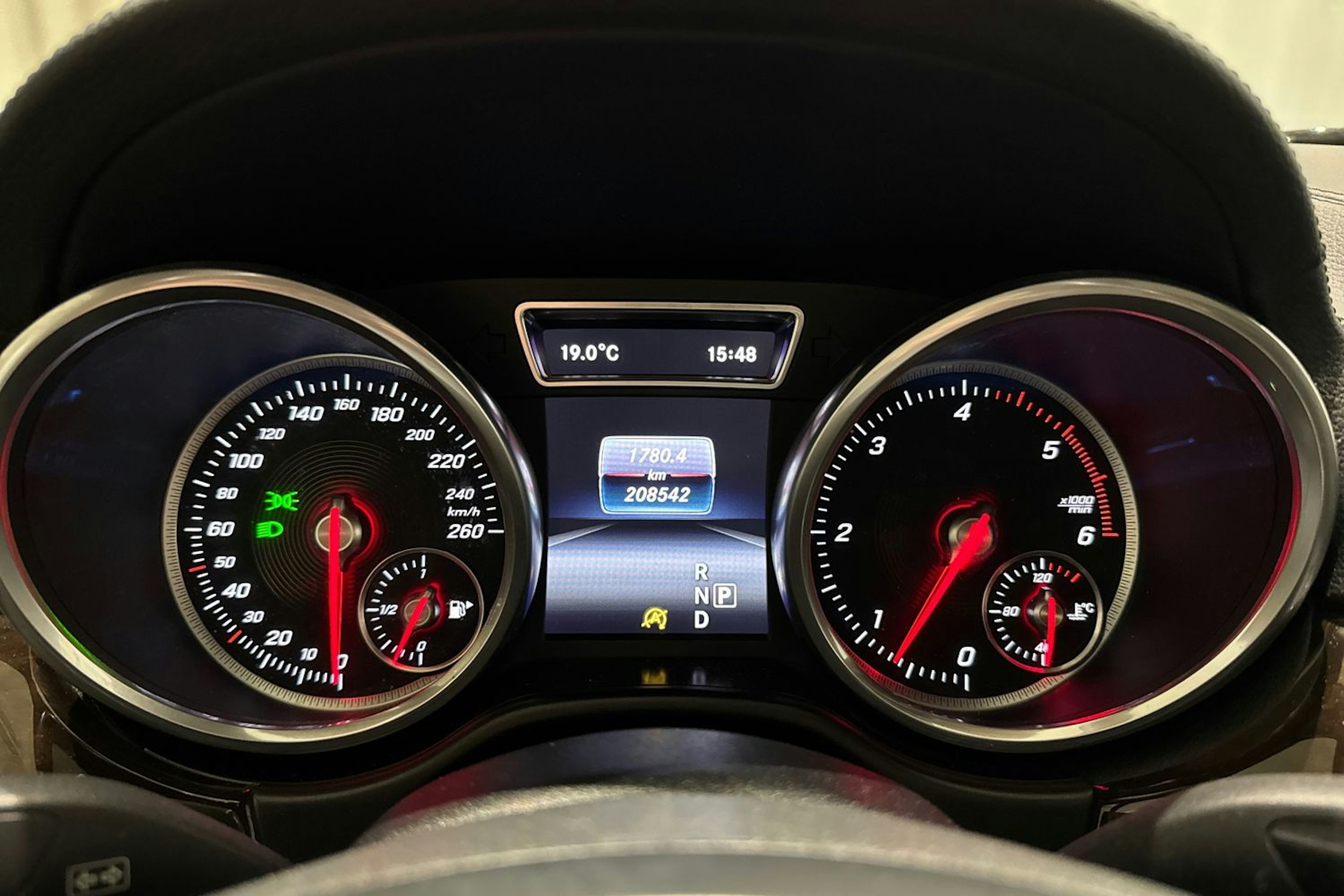 valkoinen Mercedes-Benz GLS 2016 kuva 27.