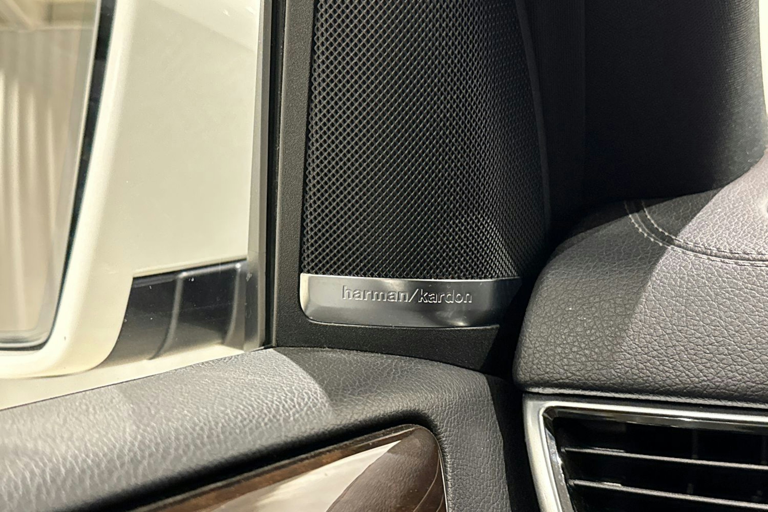 valkoinen Mercedes-Benz GLS 2016 kuva 28.