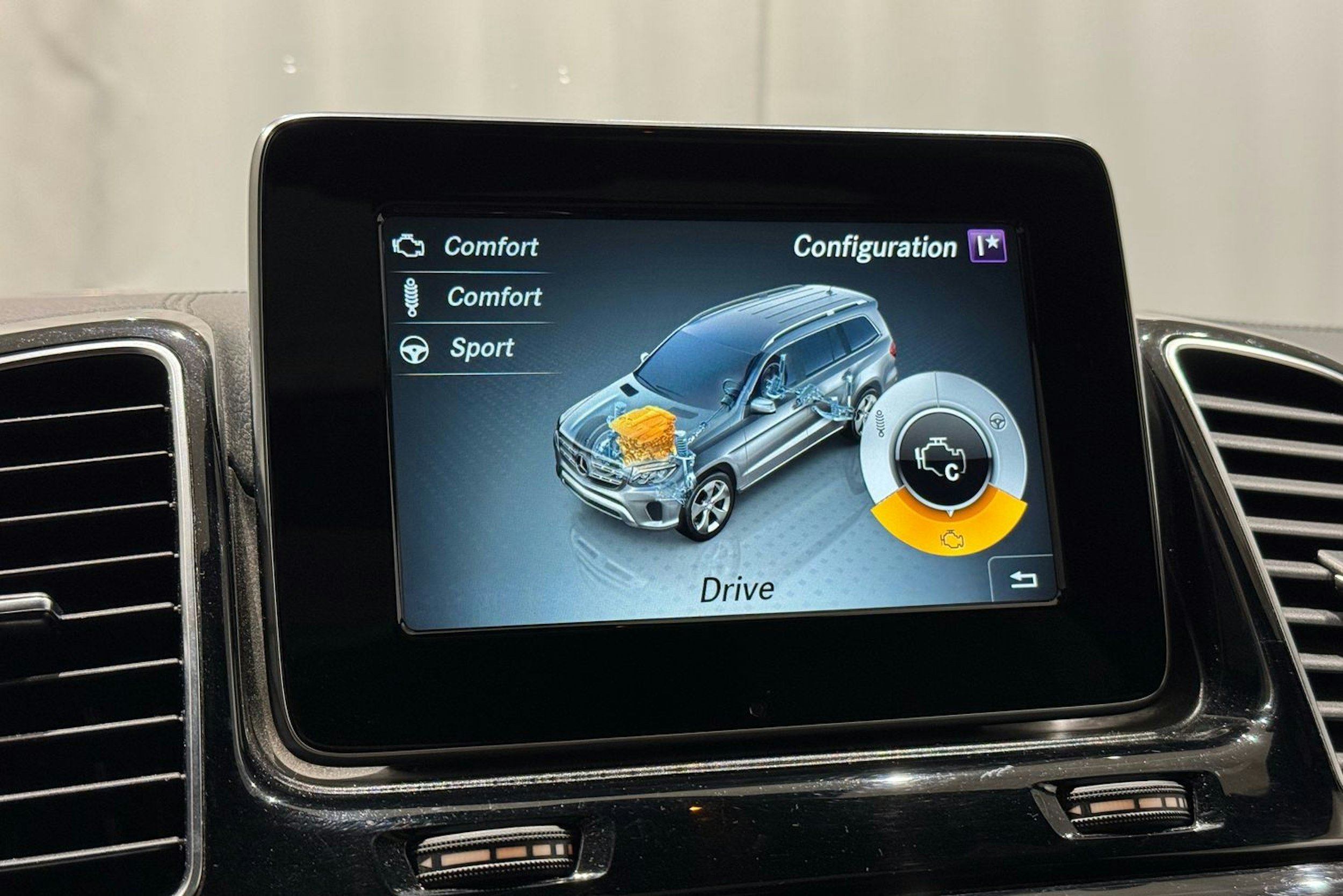 valkoinen Mercedes-Benz GLS 2016 kuva 32.