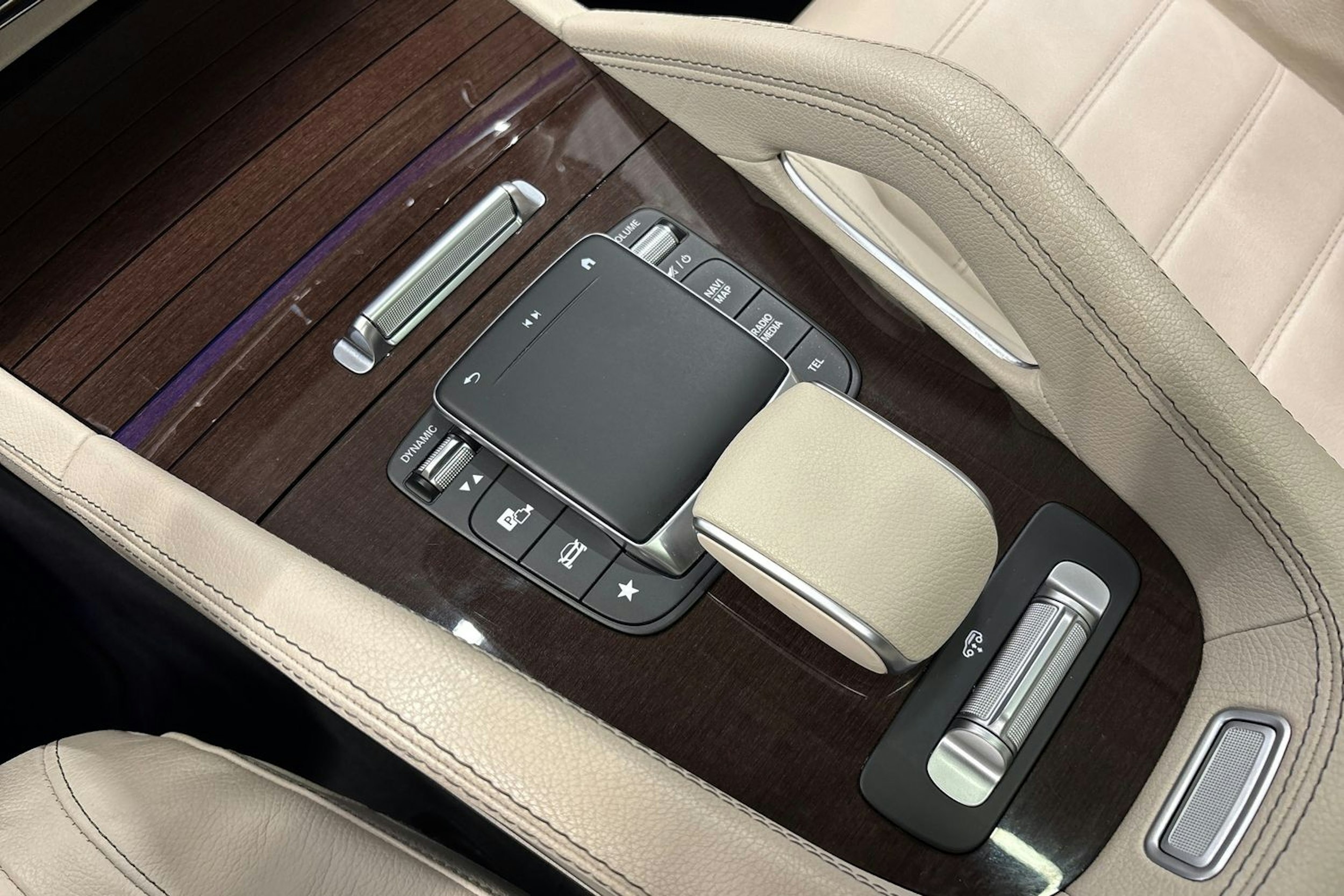 valkoinen Mercedes-Benz GLS 2021 kuva 30.