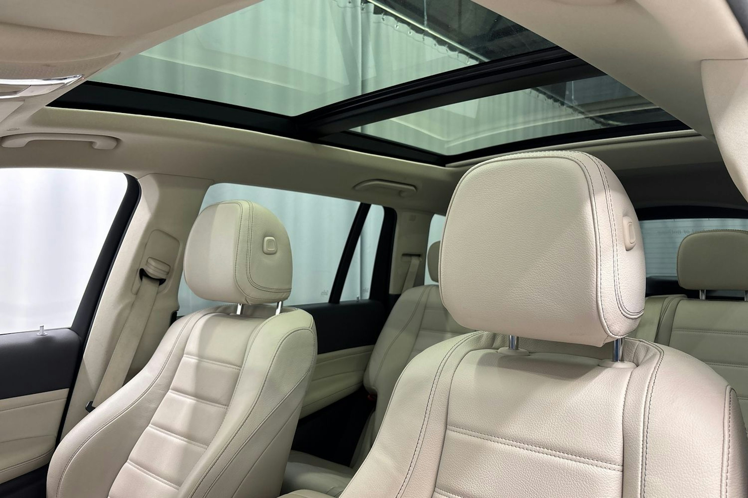 valkoinen Mercedes-Benz GLS 2021 kuva 33.