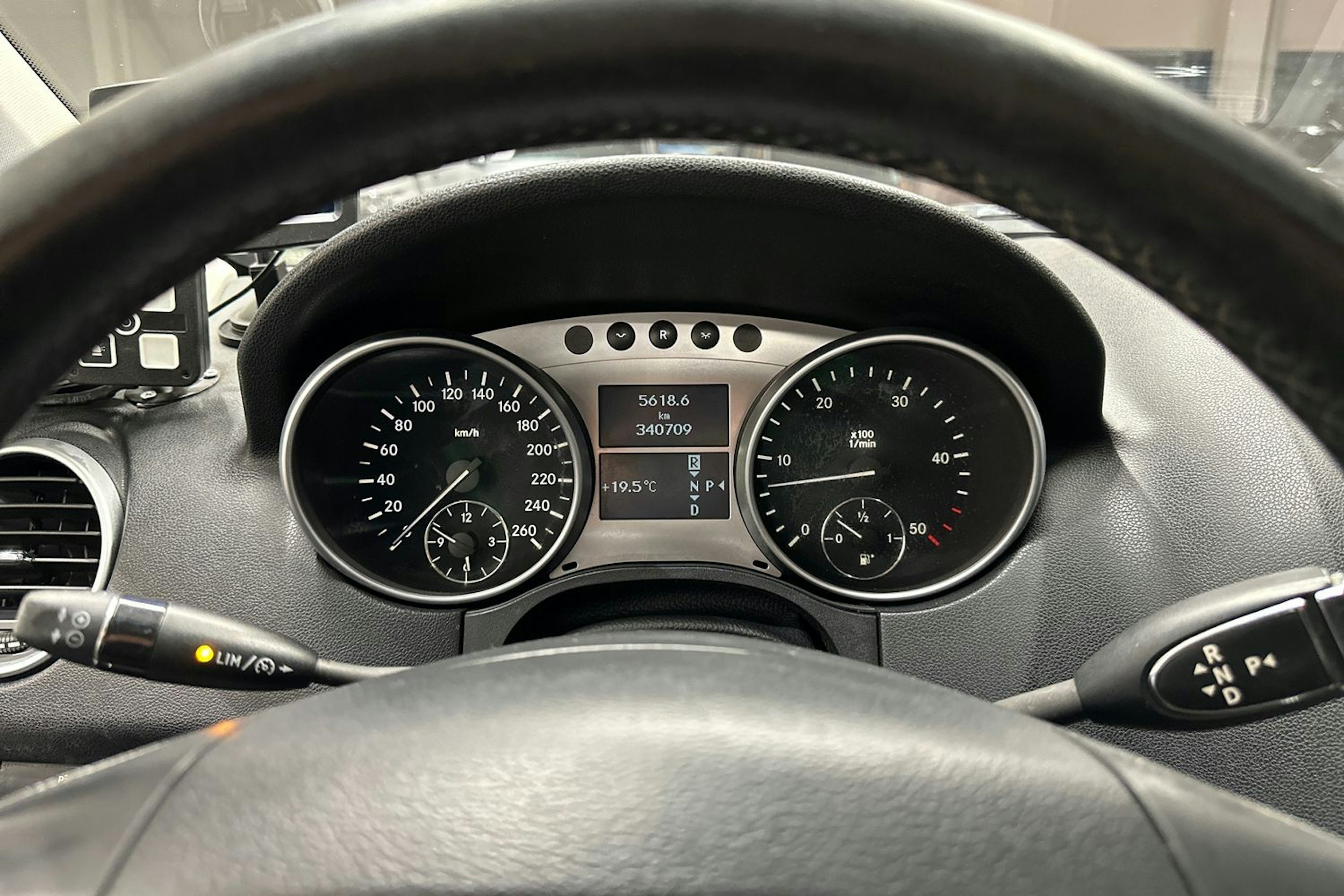 harmaa Mercedes-Benz ML 2005 kuva 20.