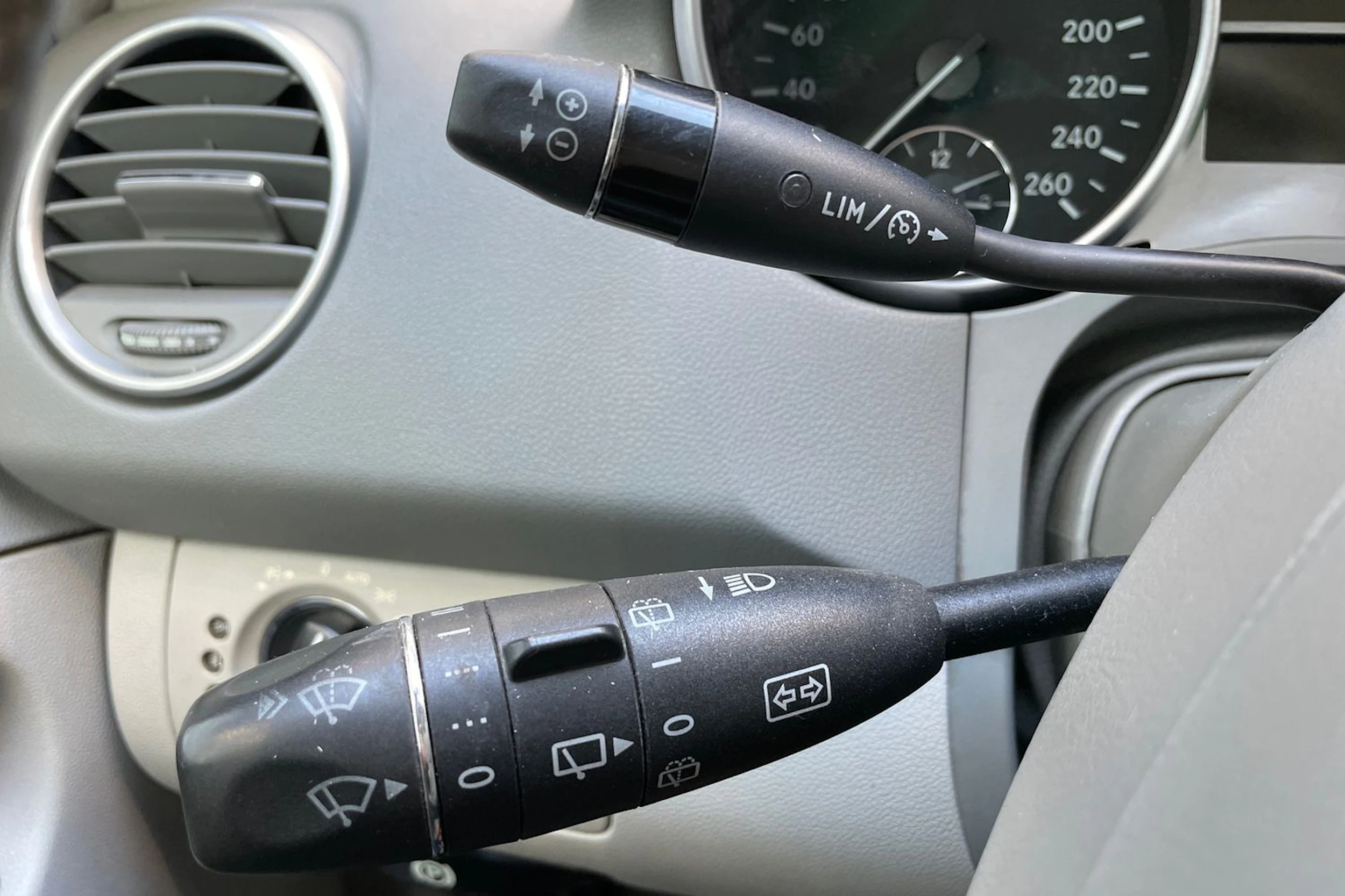 harmaa Mercedes-Benz ML 2006 kuva 13.