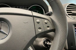 Musta Mercedes-Benz ML 2006 kuva 17.