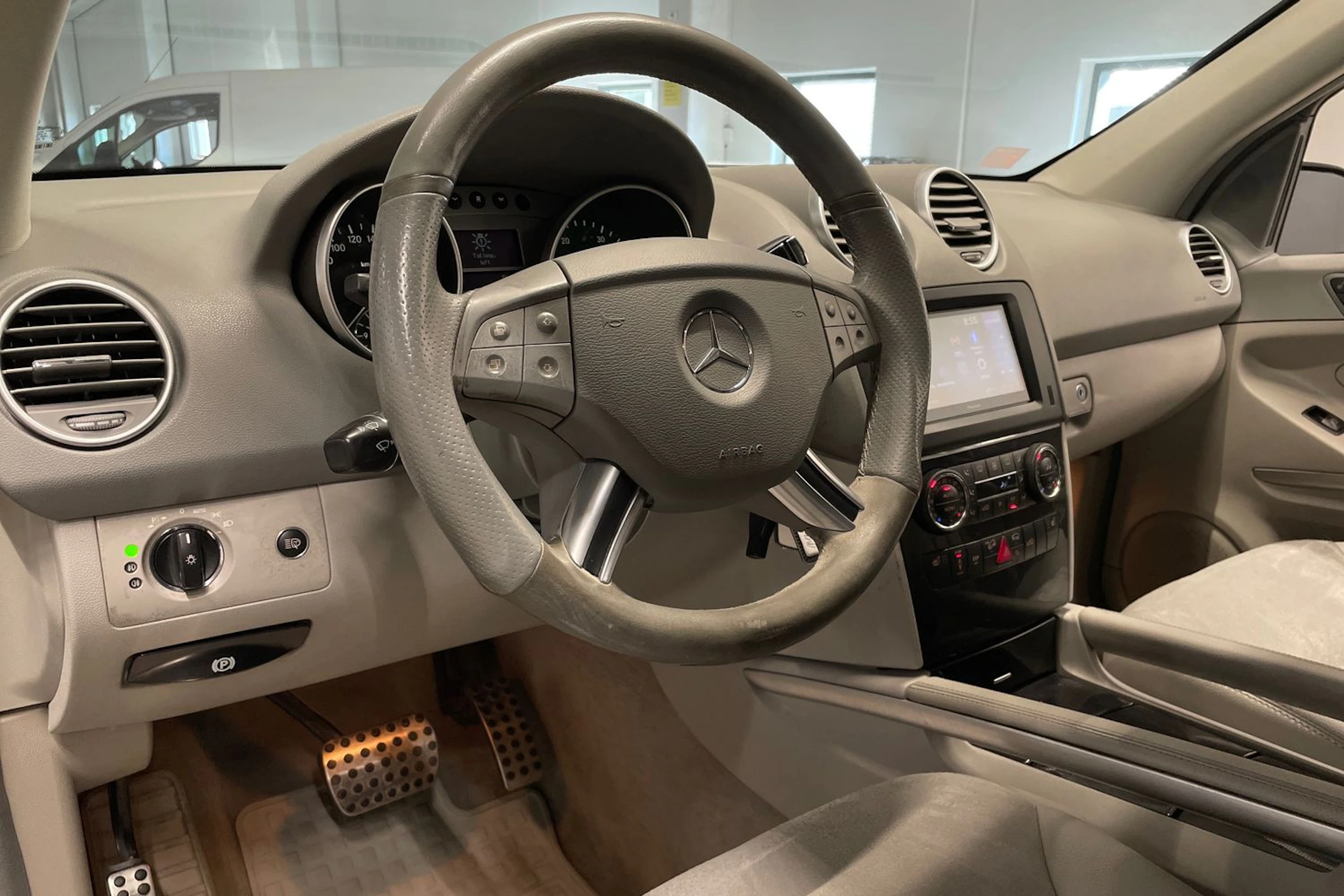 Musta Mercedes-Benz ML 2006 kuva 19.