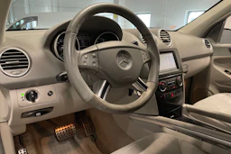 Musta Mercedes-Benz ML 2006 kuva 19.