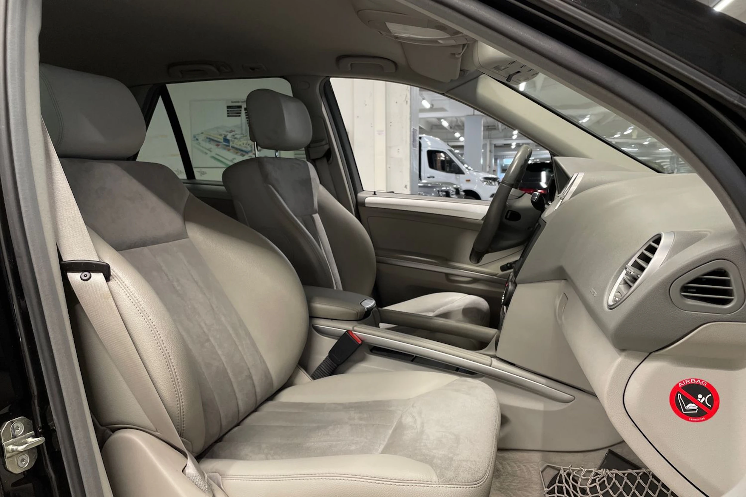 Musta Mercedes-Benz ML 2006 kuva 20.