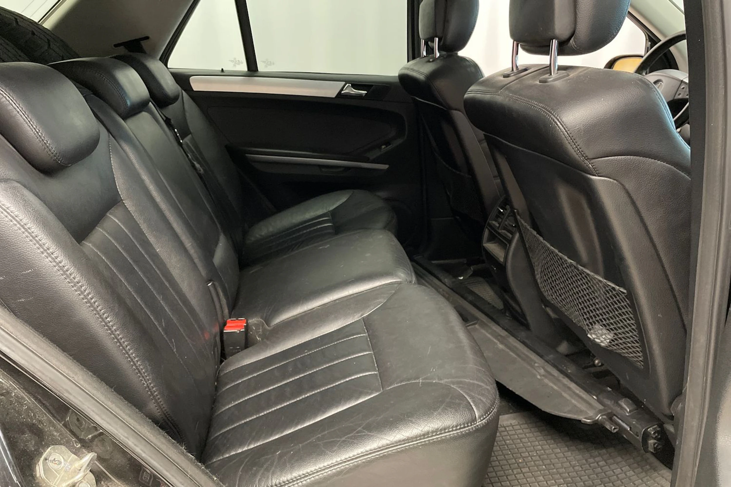 Musta Mercedes-Benz ML 2008 kuva 20.