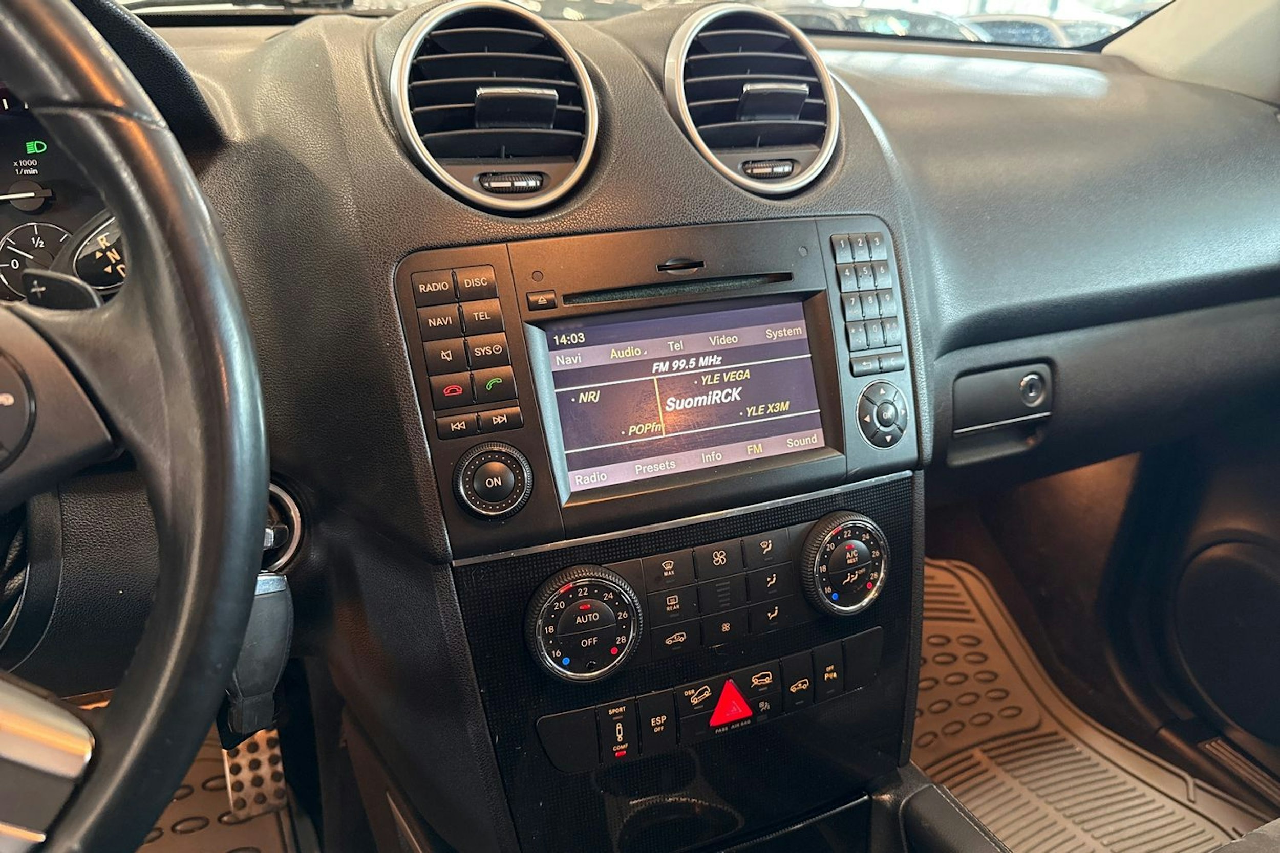 harmaa Mercedes-Benz ML 2011 kuva 20.