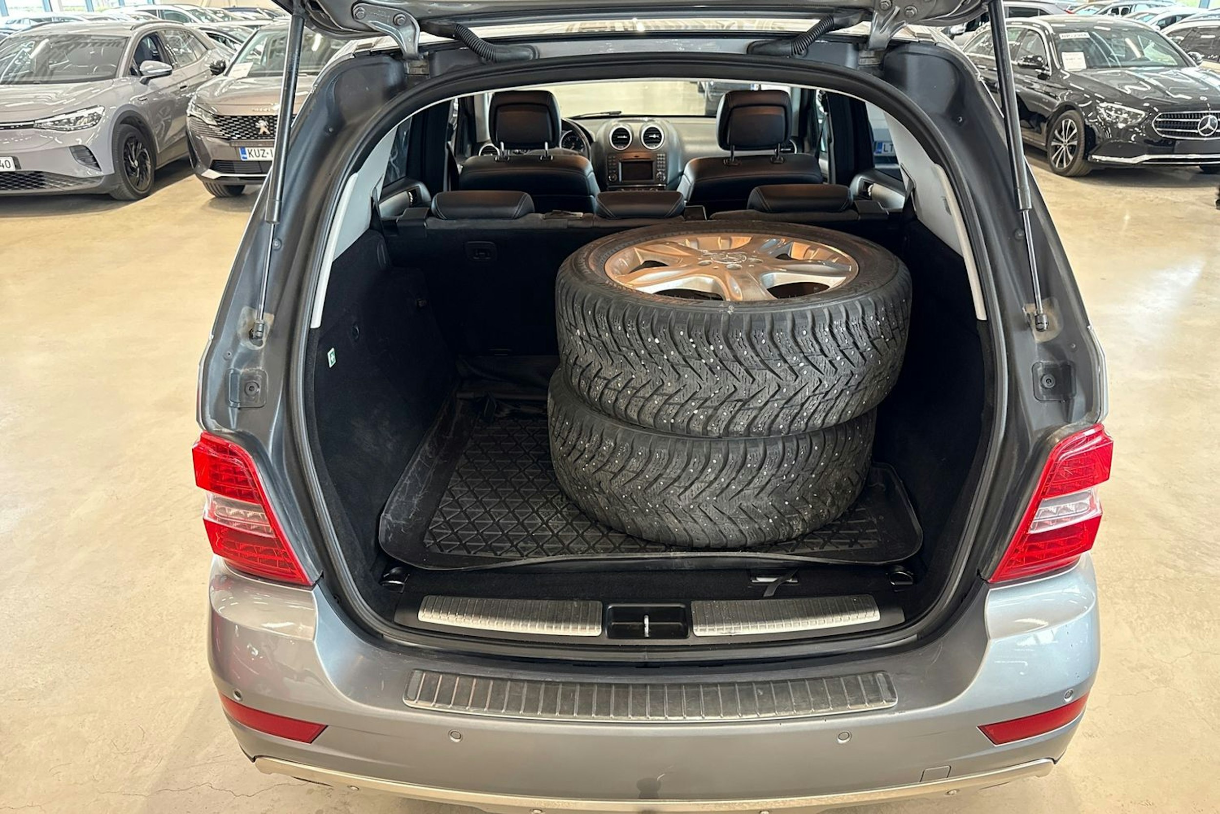 harmaa Mercedes-Benz ML 2011 kuva 24.