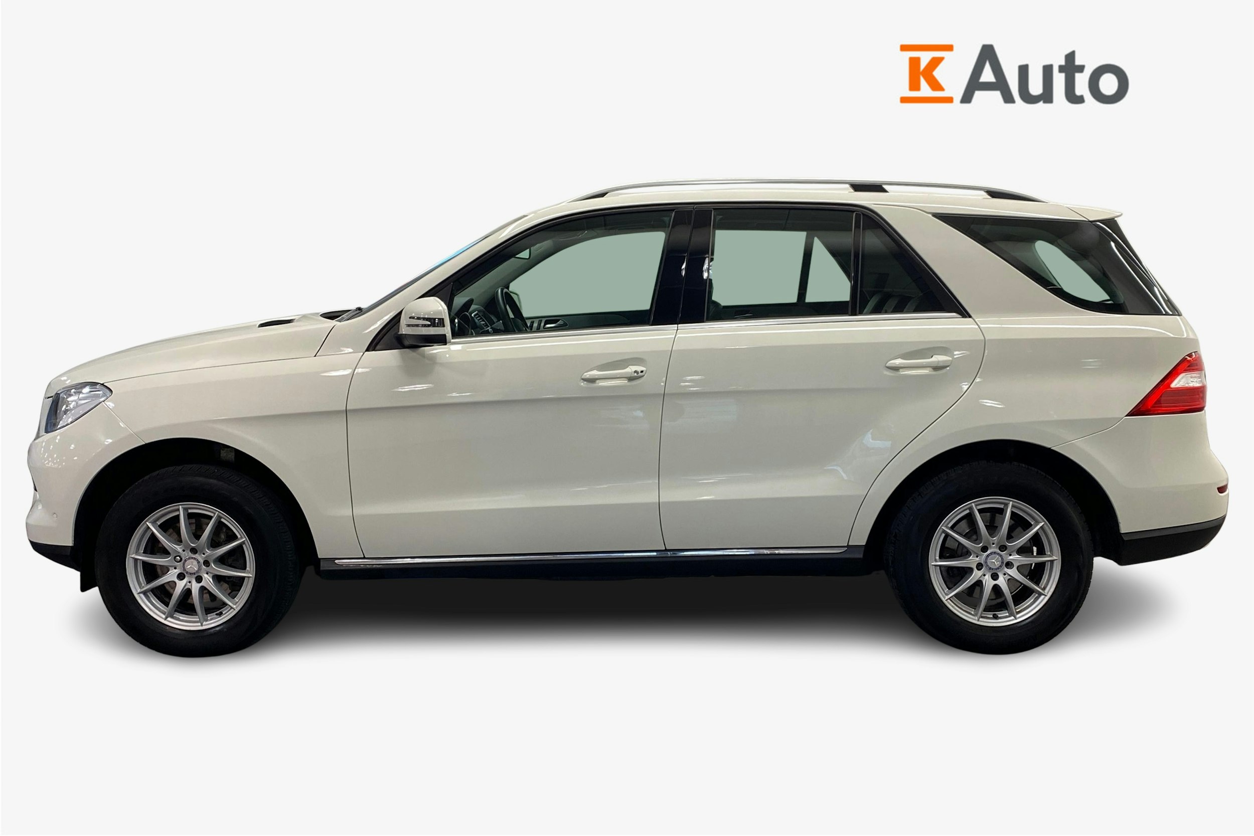 Valkoinen Mercedes-Benz ML 2012 kuva 6.