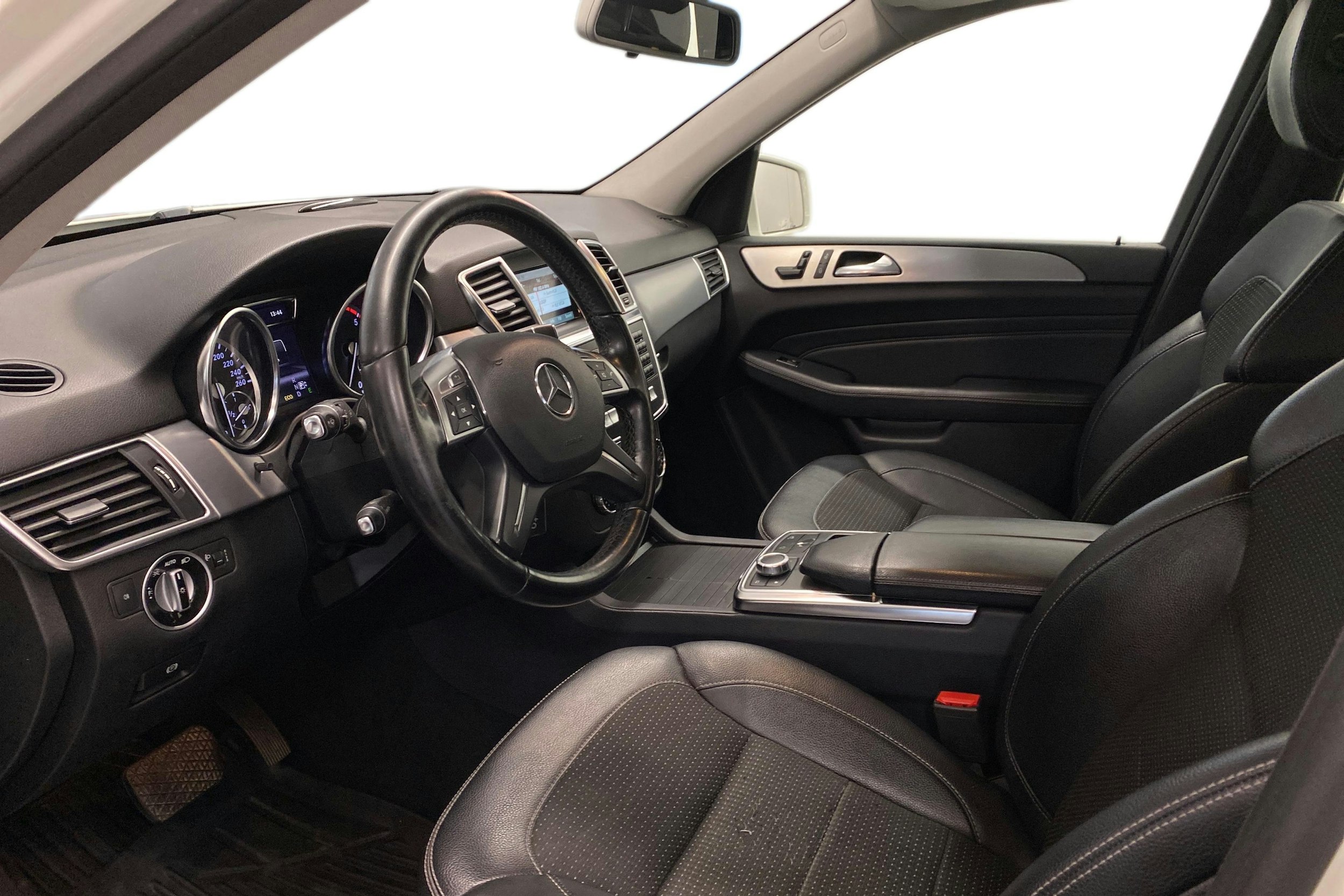 Valkoinen Mercedes-Benz ML 2012 kuva 7.