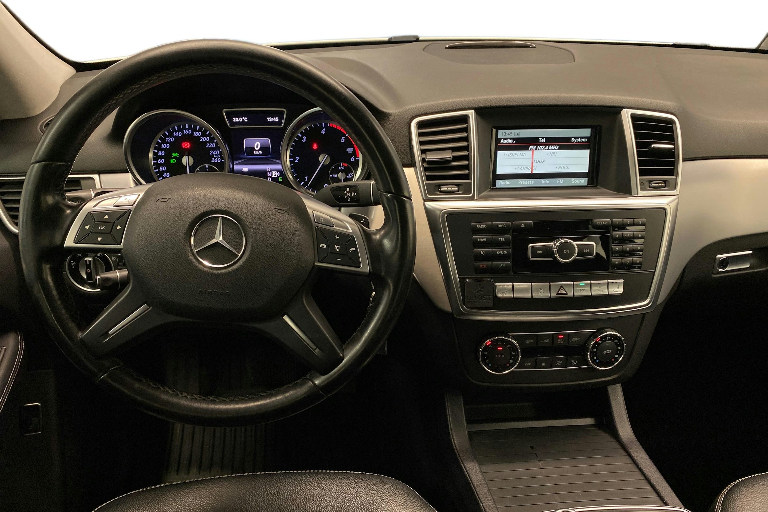 Valkoinen Mercedes-Benz ML 2012 kuva 9.