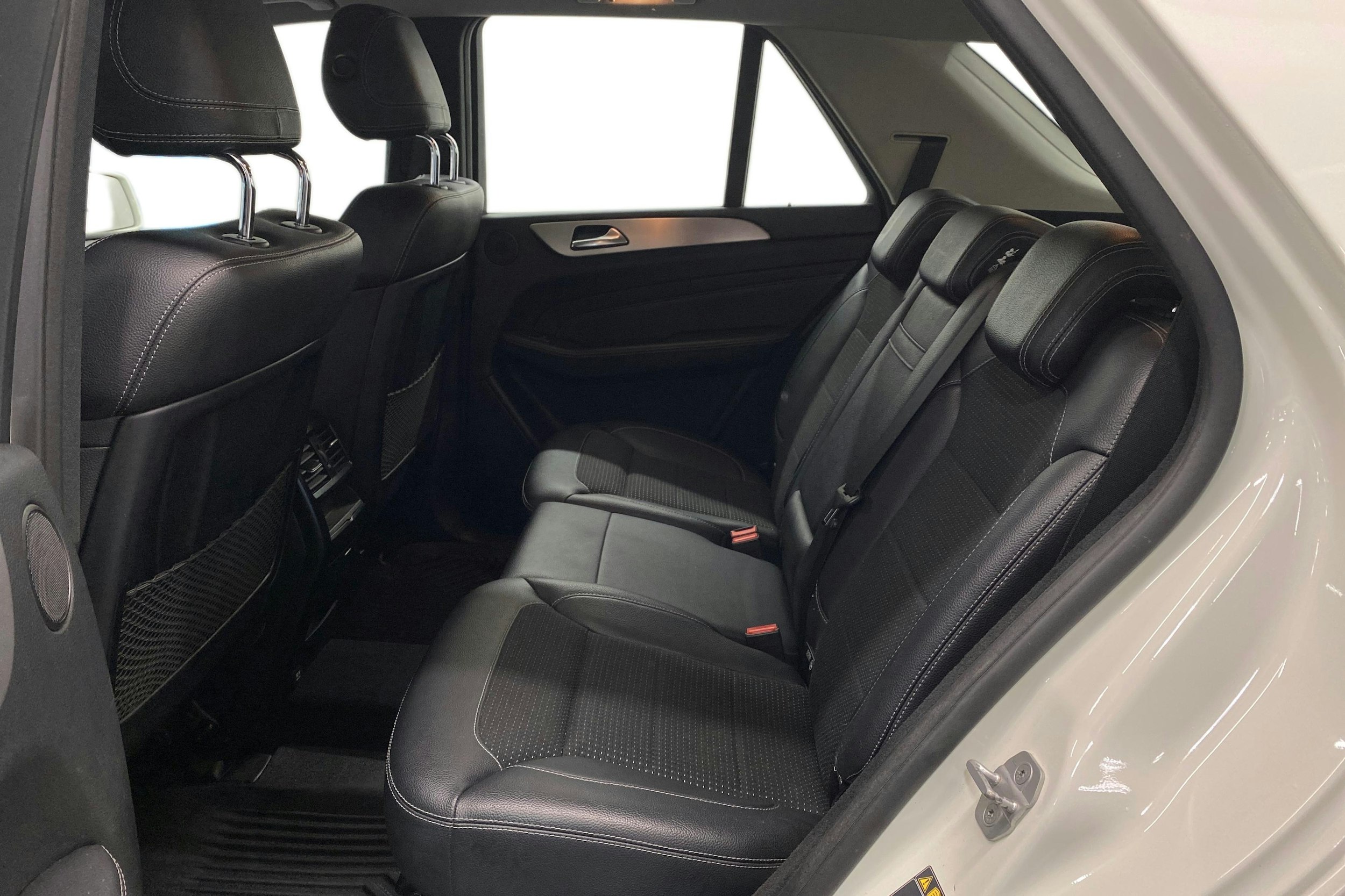 Valkoinen Mercedes-Benz ML 2012 kuva 10.