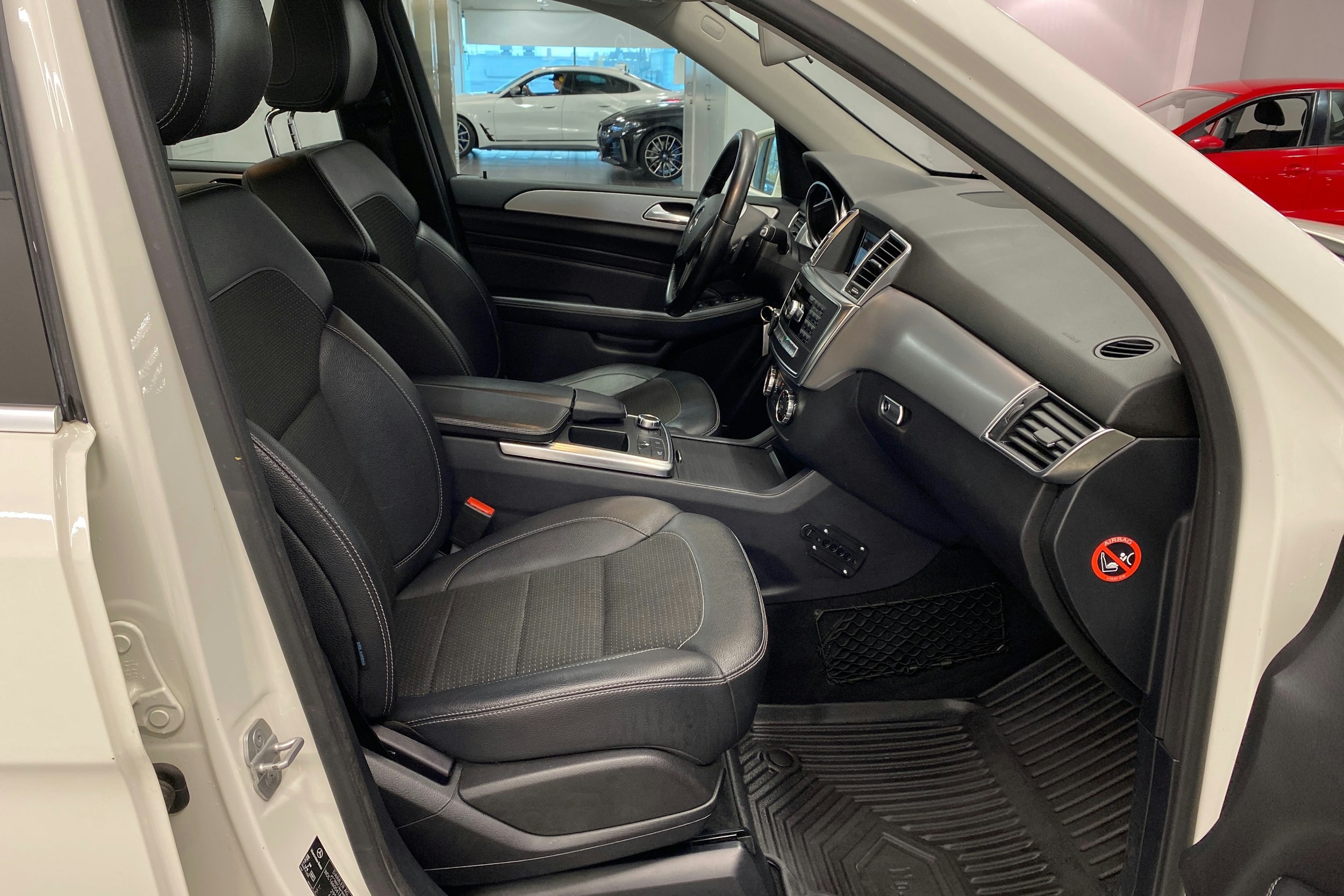 Valkoinen Mercedes-Benz ML 2012 kuva 21.