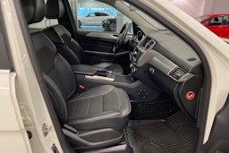Valkoinen Mercedes-Benz ML 2012 kuva 21.