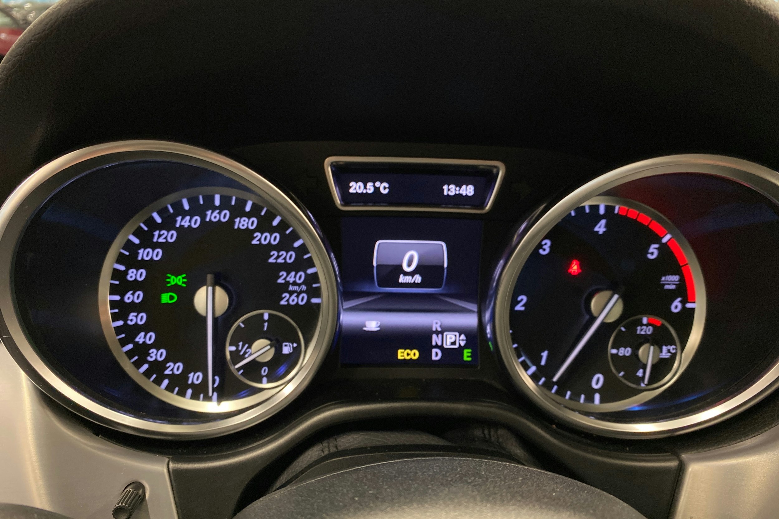 Valkoinen Mercedes-Benz ML 2012 kuva 25.