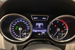 Valkoinen Mercedes-Benz ML 2012 kuva 25.