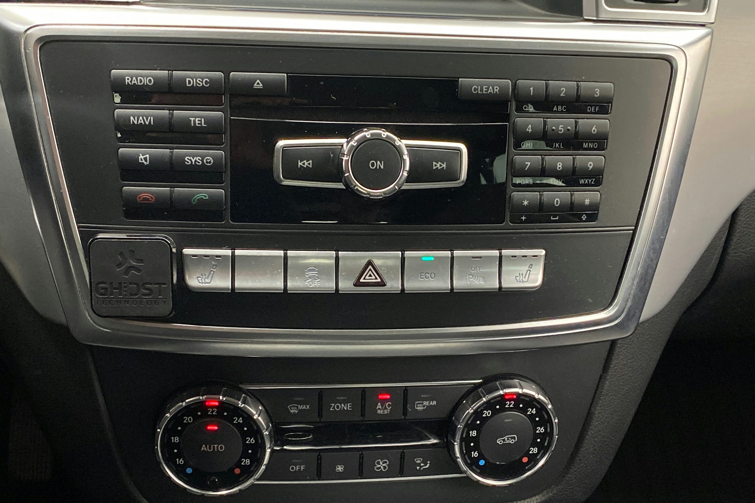 Valkoinen Mercedes-Benz ML 2012 kuva 27.