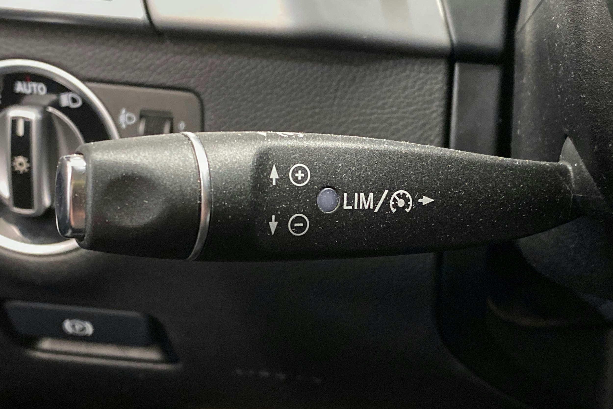 Valkoinen Mercedes-Benz ML 2012 kuva 29.
