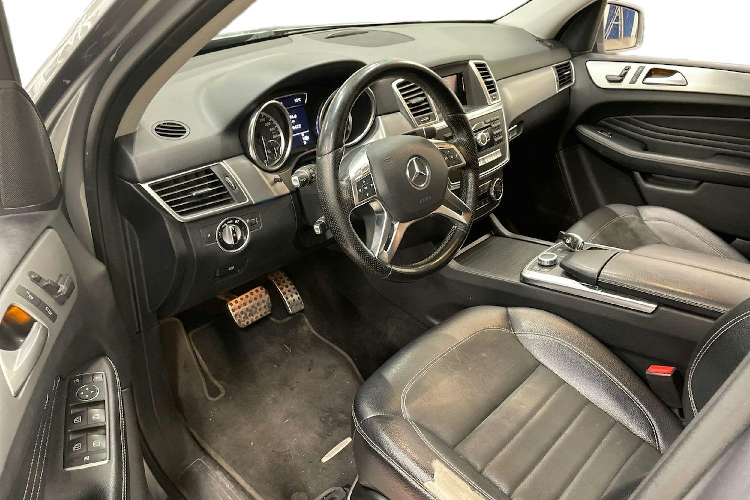 harmaa Mercedes-Benz ML 2012 kuva 3.