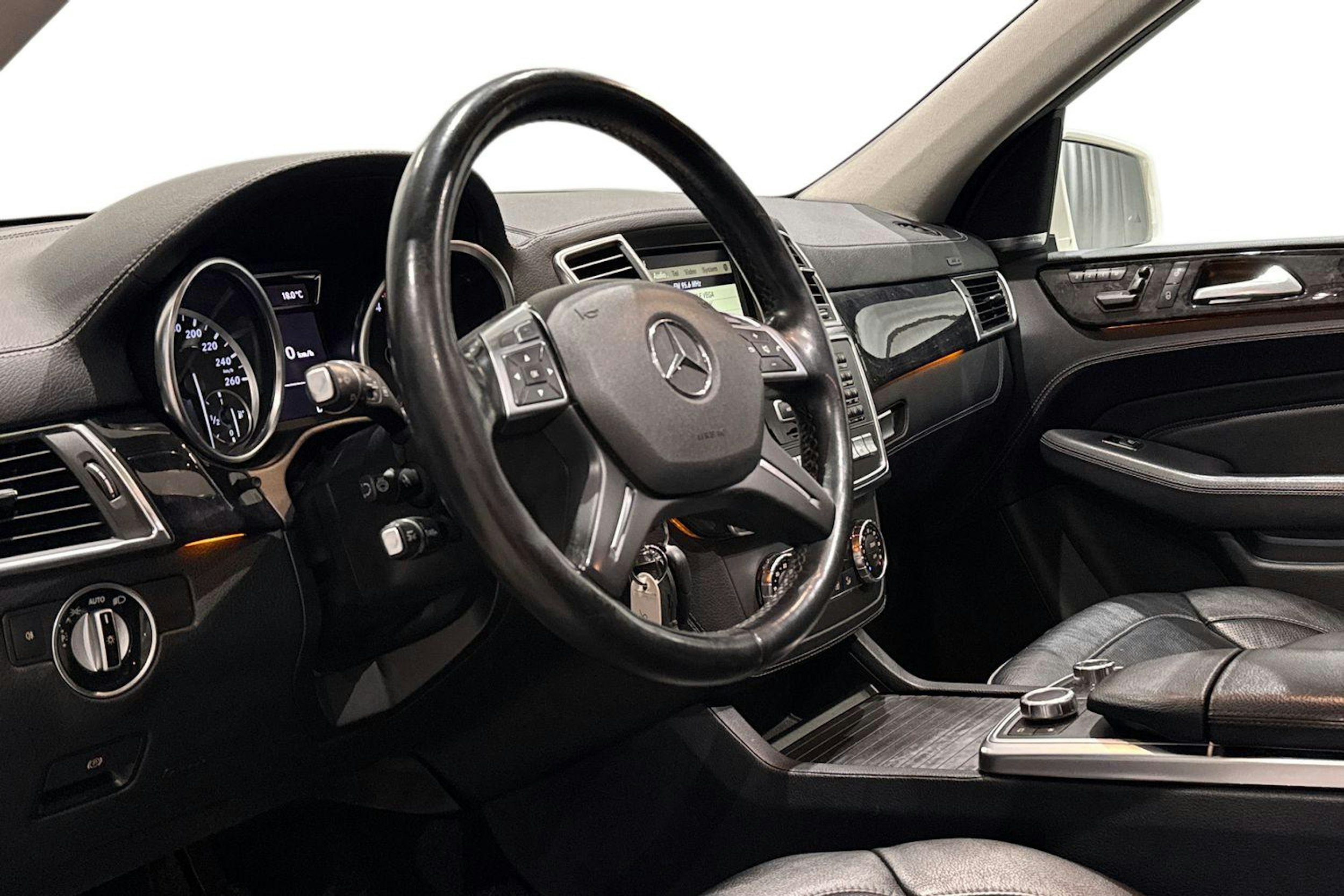 valkoinen Mercedes-Benz ML 2012 kuva 6.