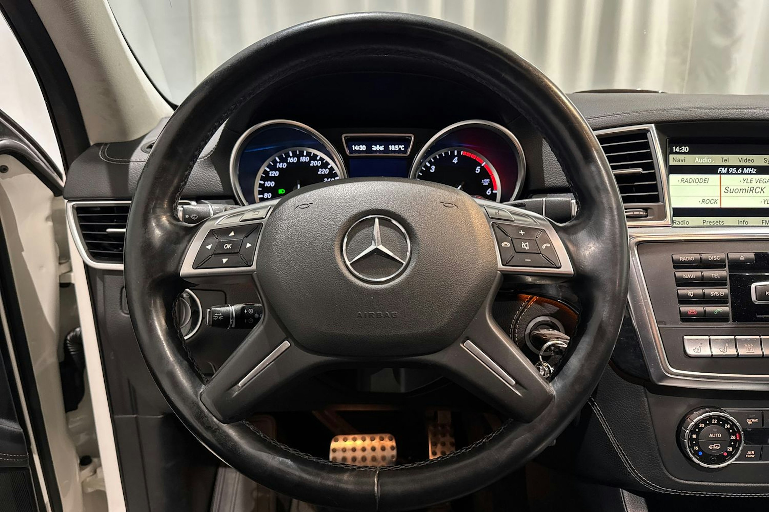 valkoinen Mercedes-Benz ML 2012 kuva 20.