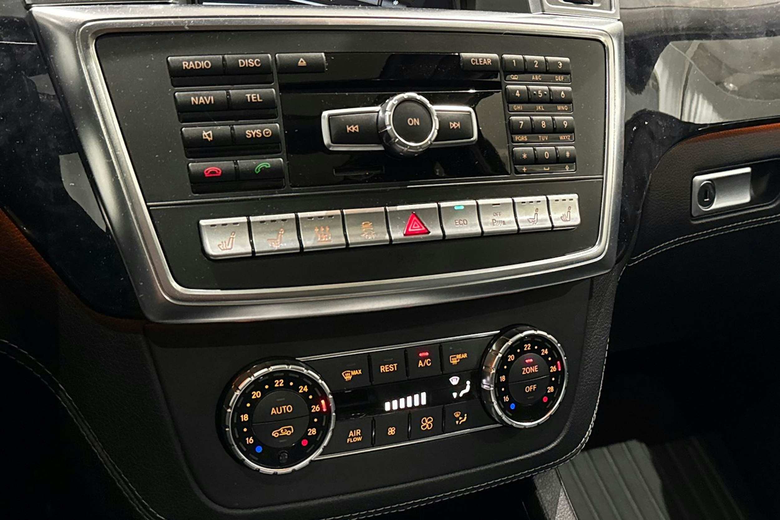 valkoinen Mercedes-Benz ML 2012 kuva 30.