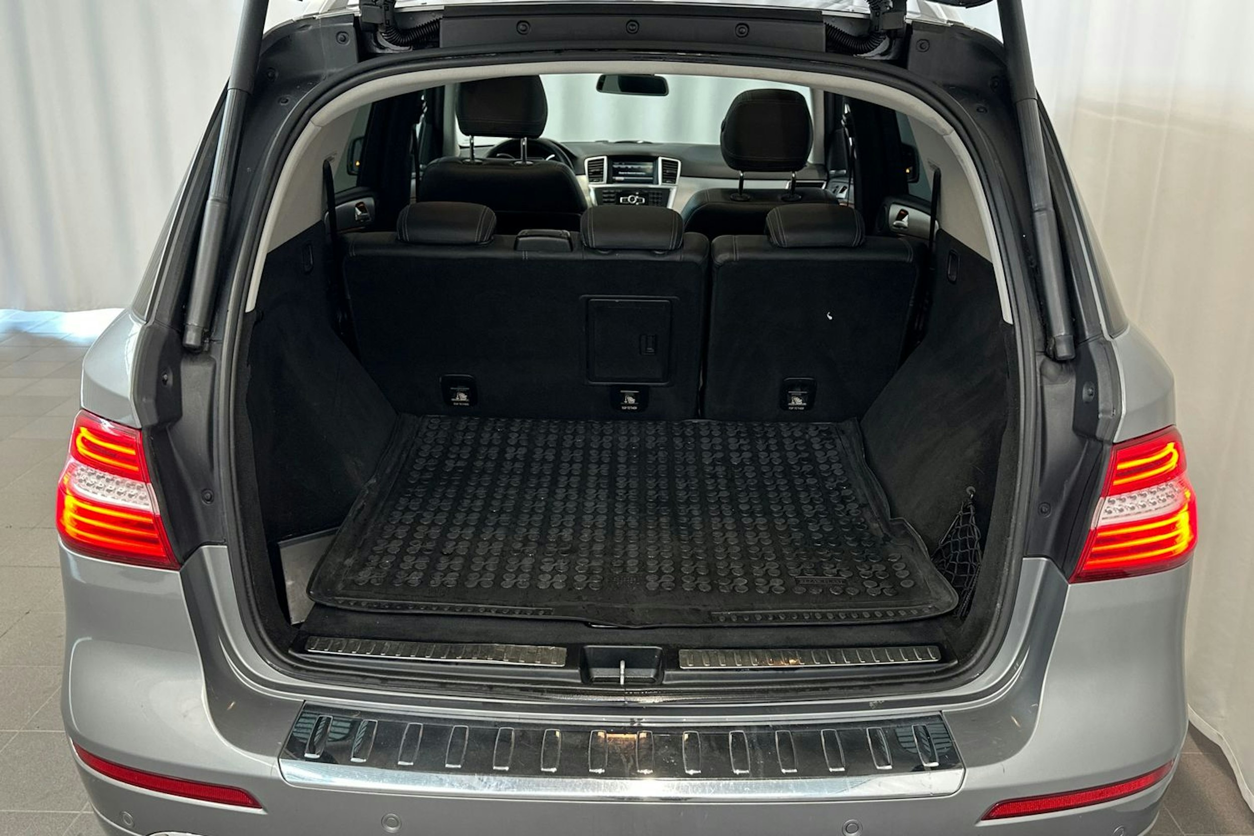 harmaa Mercedes-Benz ML 2014 kuva 15.