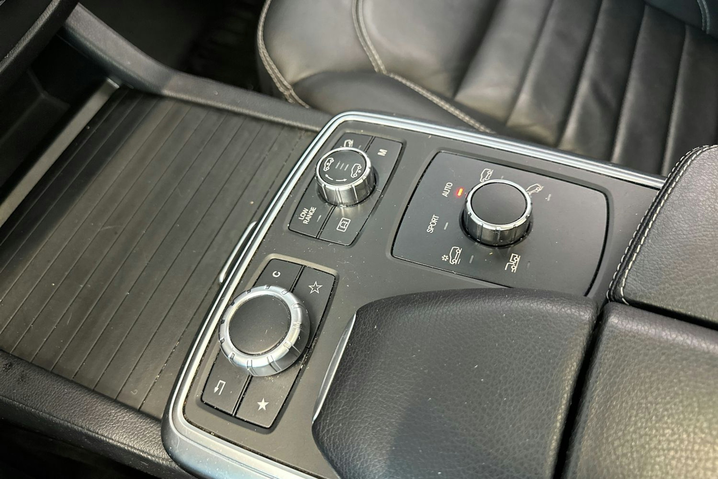 harmaa Mercedes-Benz ML 2014 kuva 23.