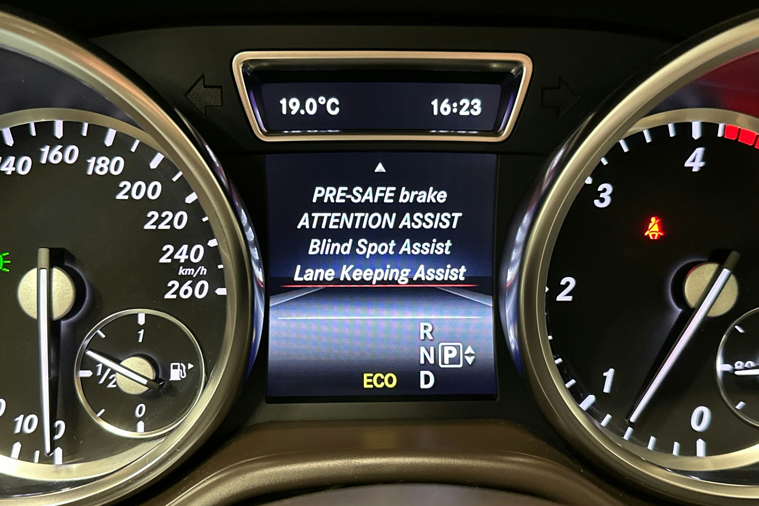 musta Mercedes-Benz ML 2014 kuva 28.