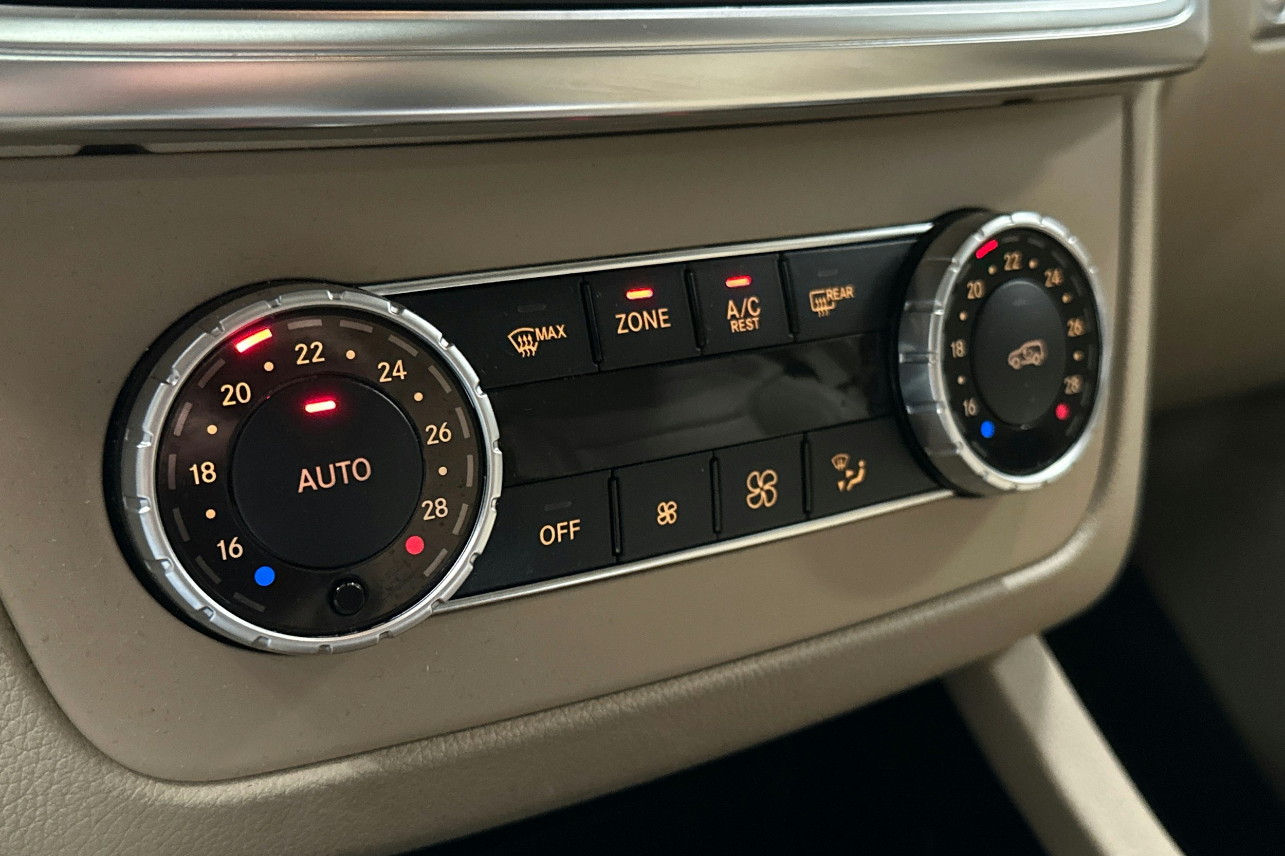 musta Mercedes-Benz ML 2014 kuva 35.