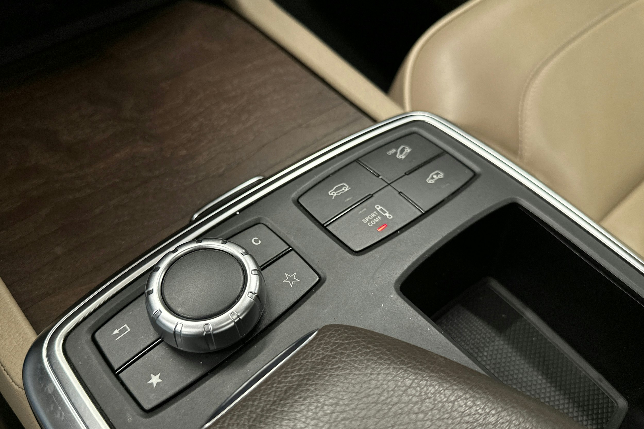 musta Mercedes-Benz ML 2014 kuva 36.