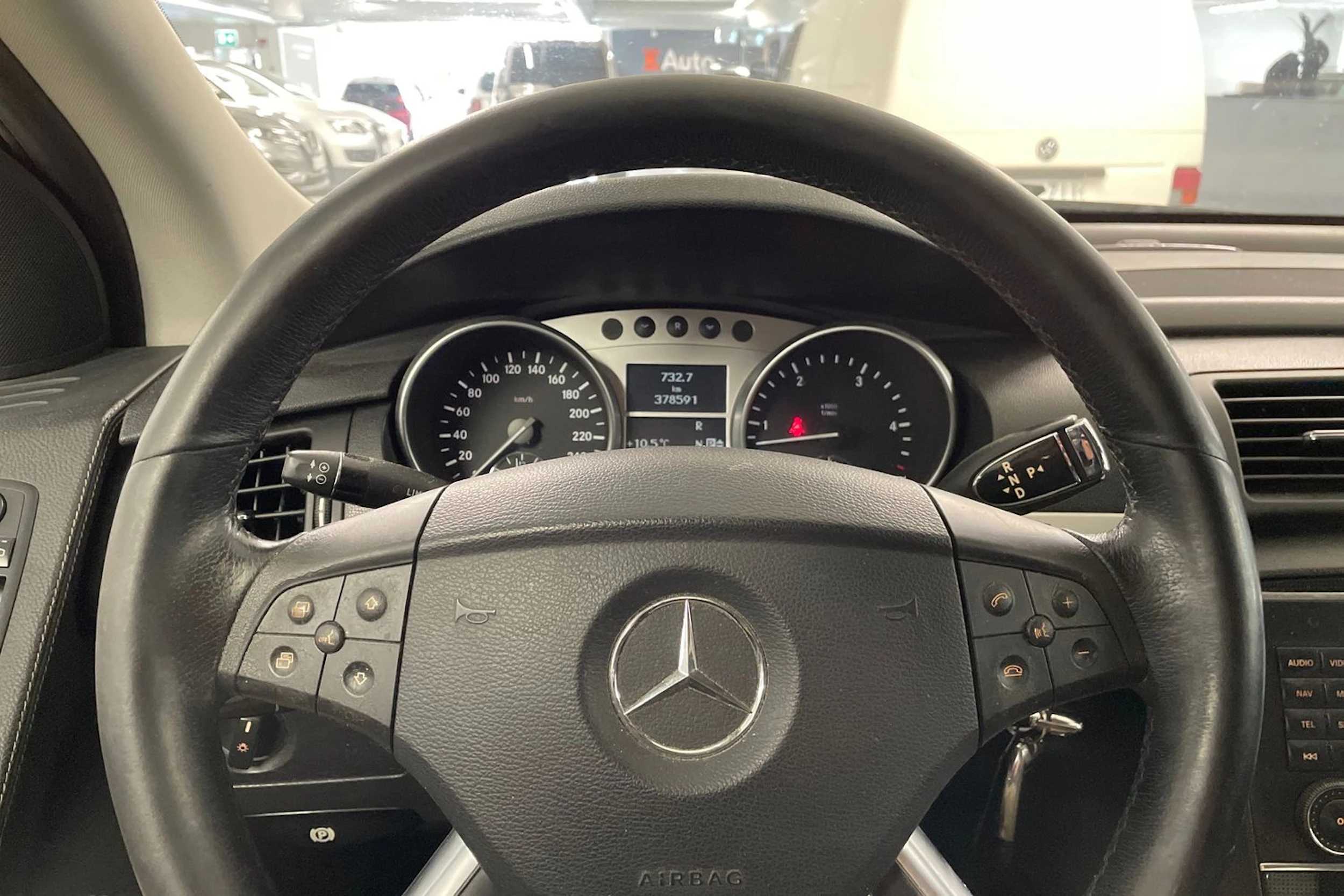 Valkoinen Mercedes-Benz R 2008 kuva 17.