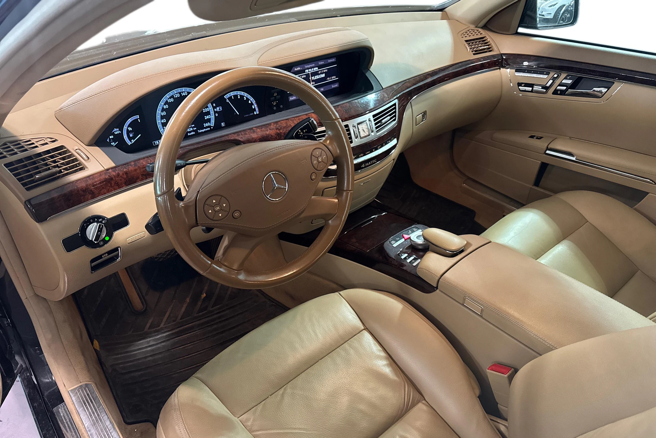 Musta Mercedes-Benz S 2011 kuva 3.