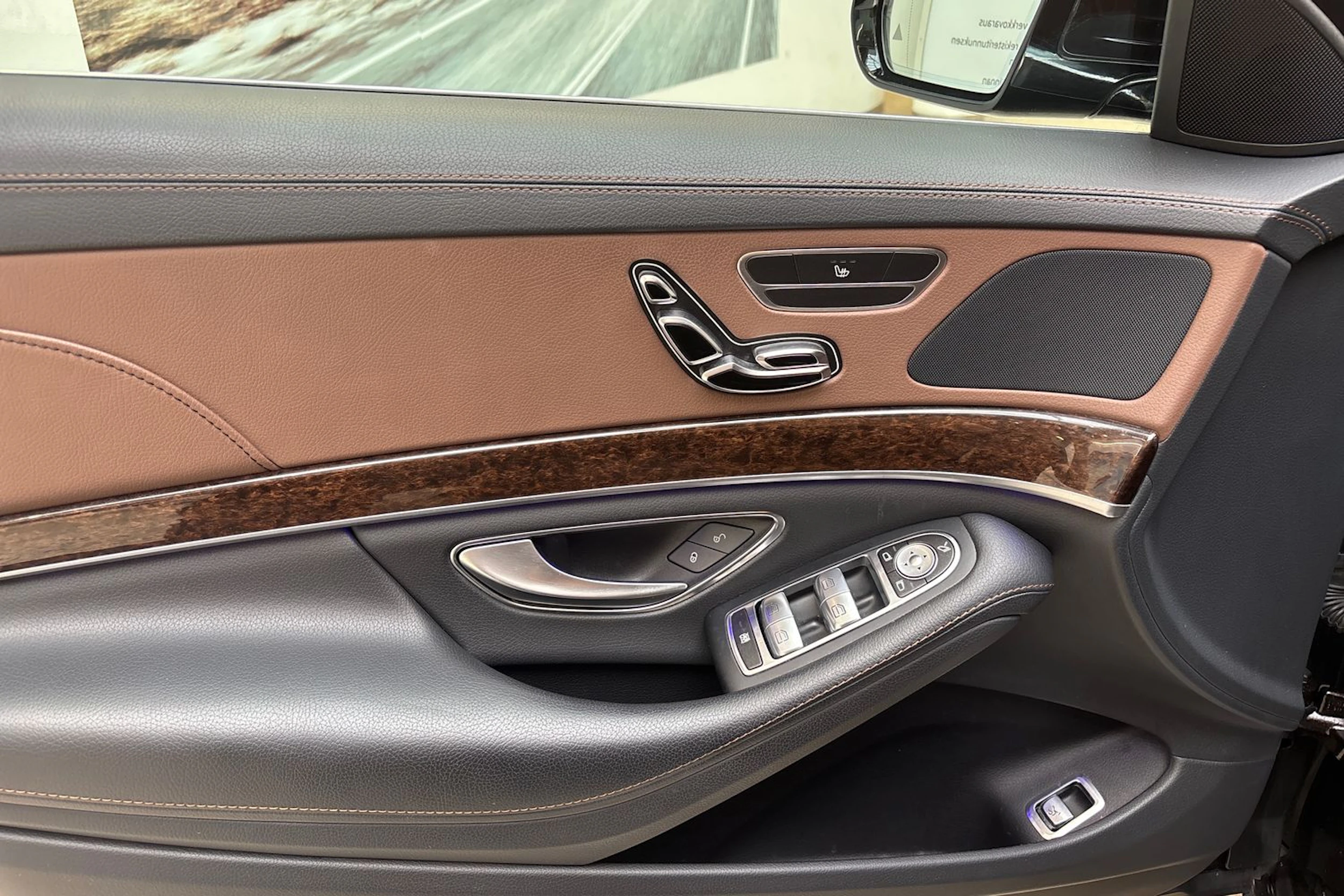 ruskea Mercedes-Benz S 2014 kuva 16.