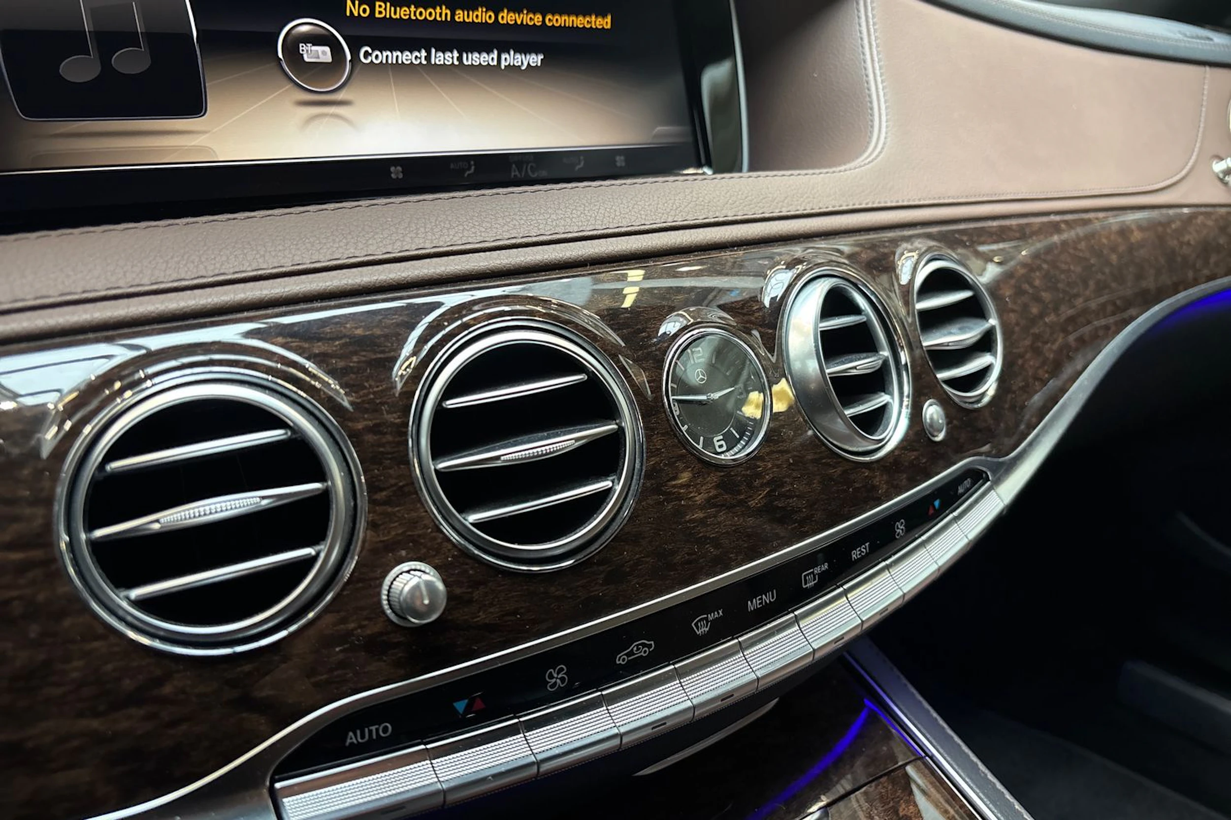 ruskea Mercedes-Benz S 2014 kuva 22.