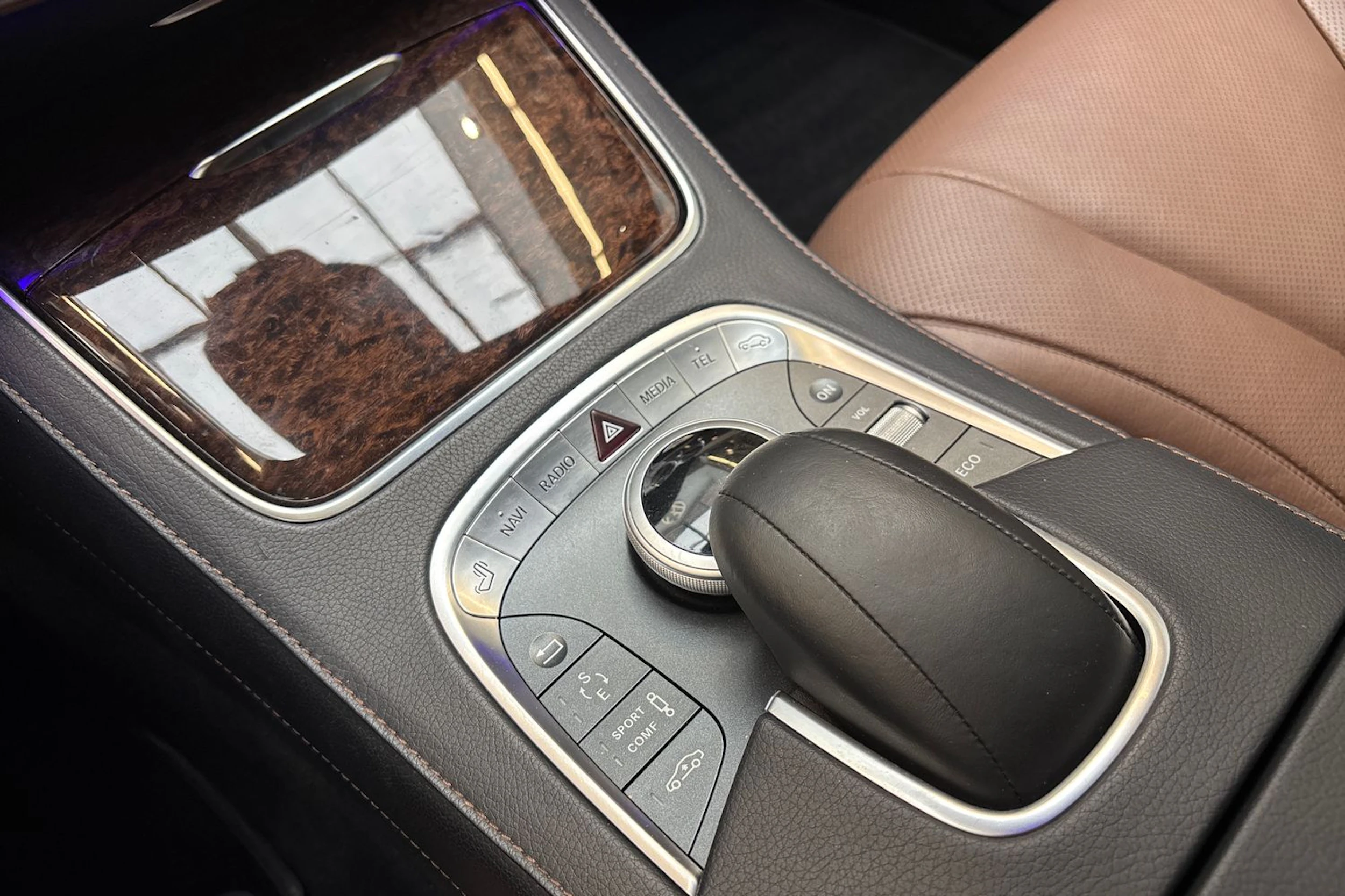 ruskea Mercedes-Benz S 2014 kuva 23.