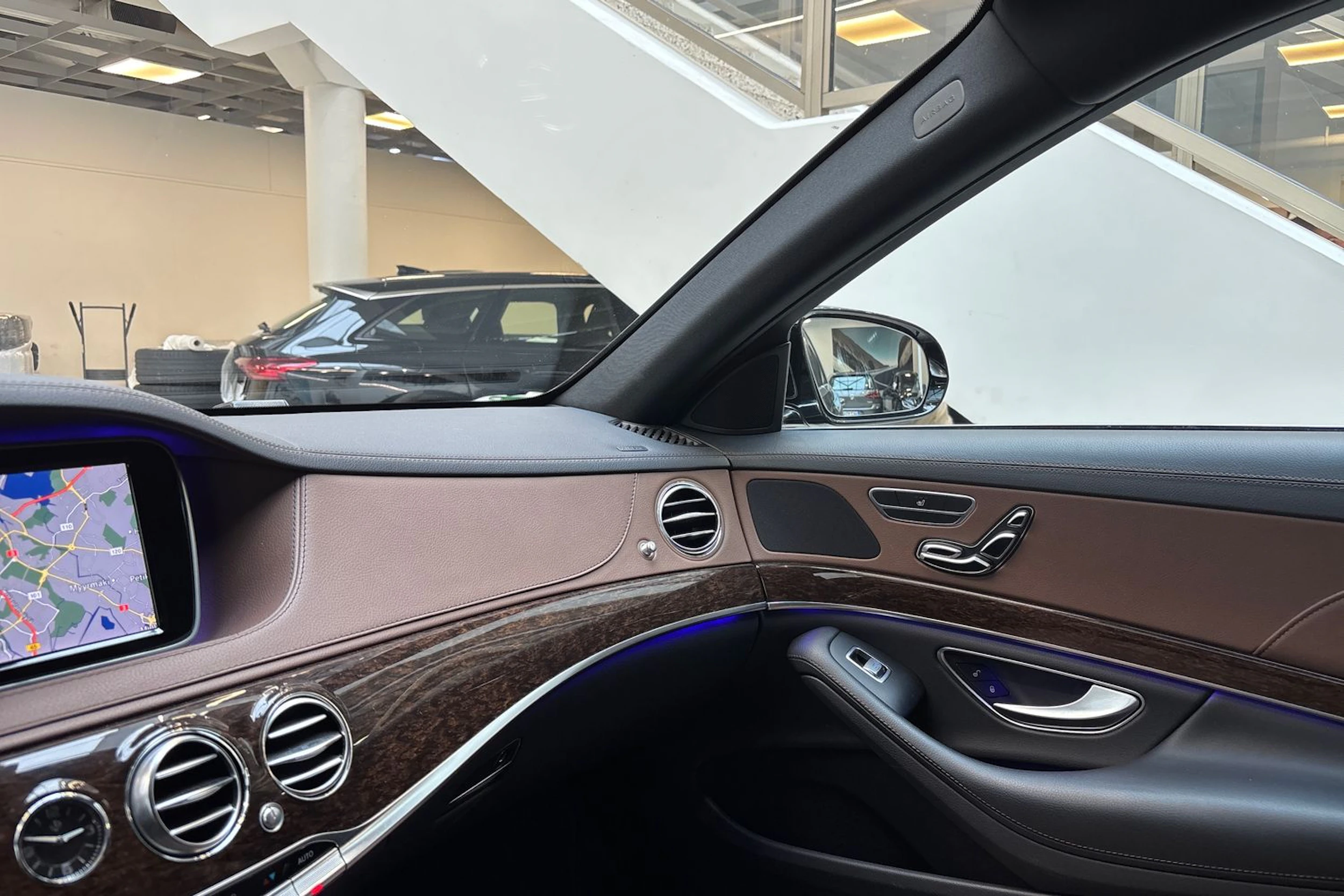 ruskea Mercedes-Benz S 2014 kuva 26.