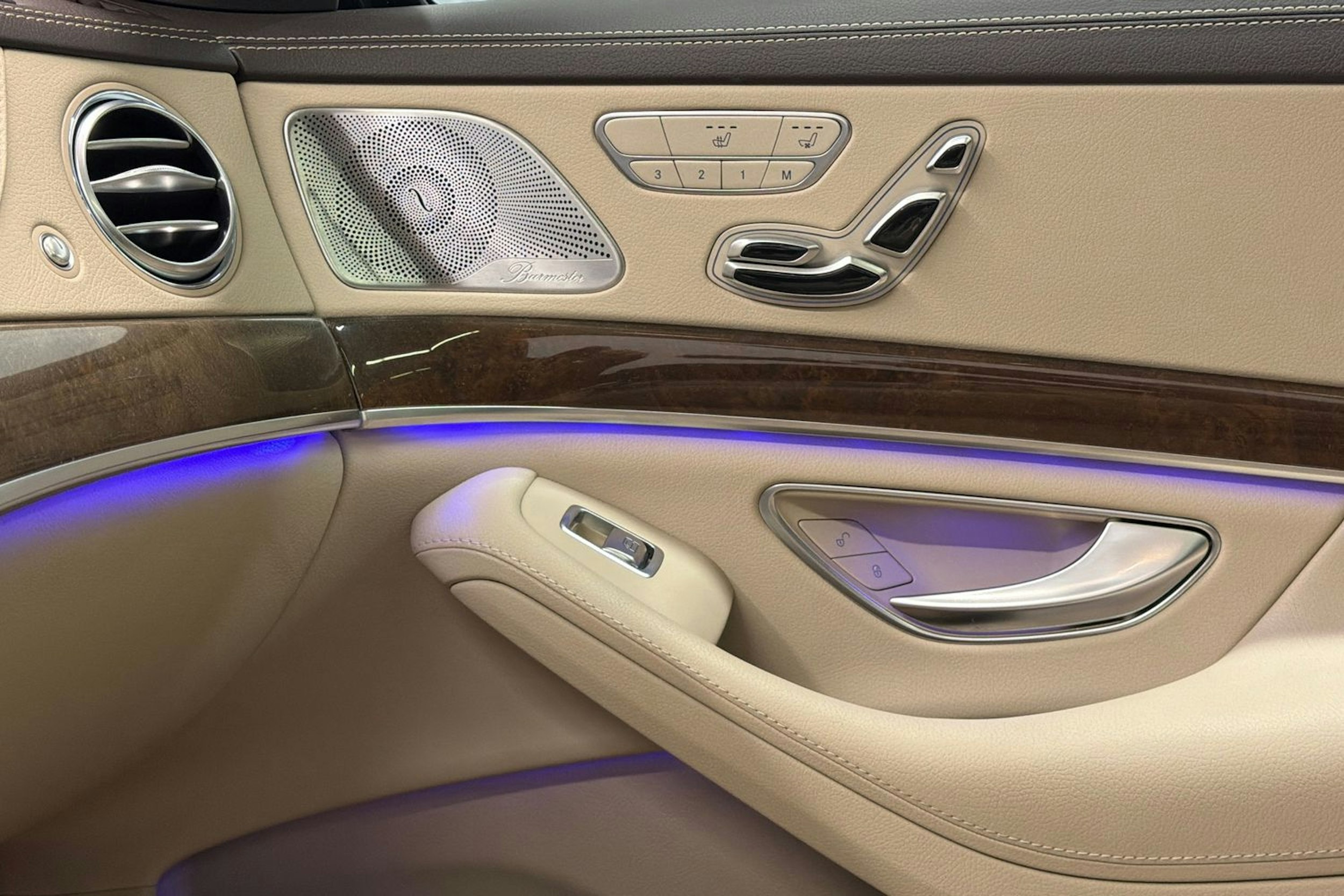 musta Mercedes-Benz S 2016 kuva 23.