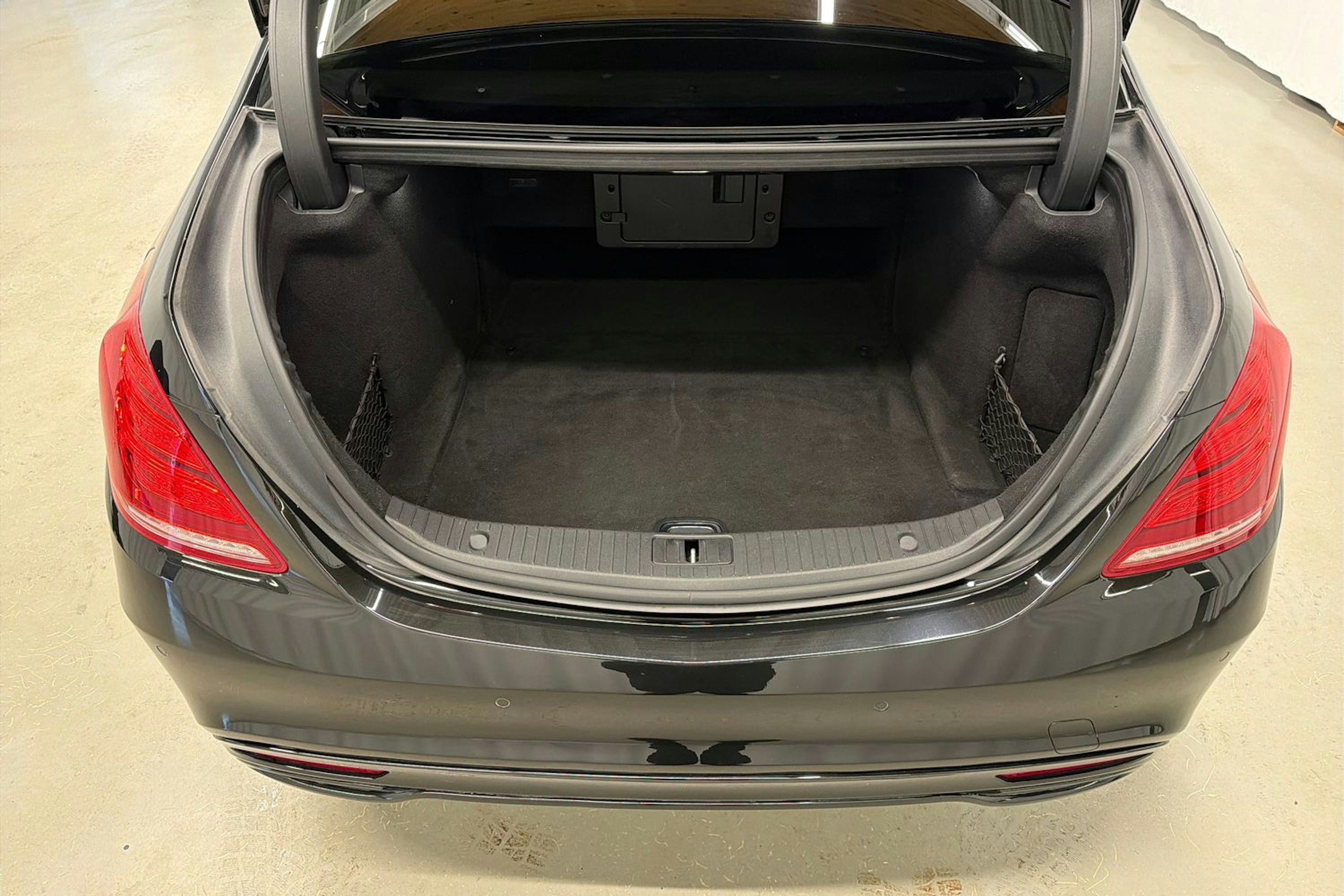 musta Mercedes-Benz S 2016 kuva 27.