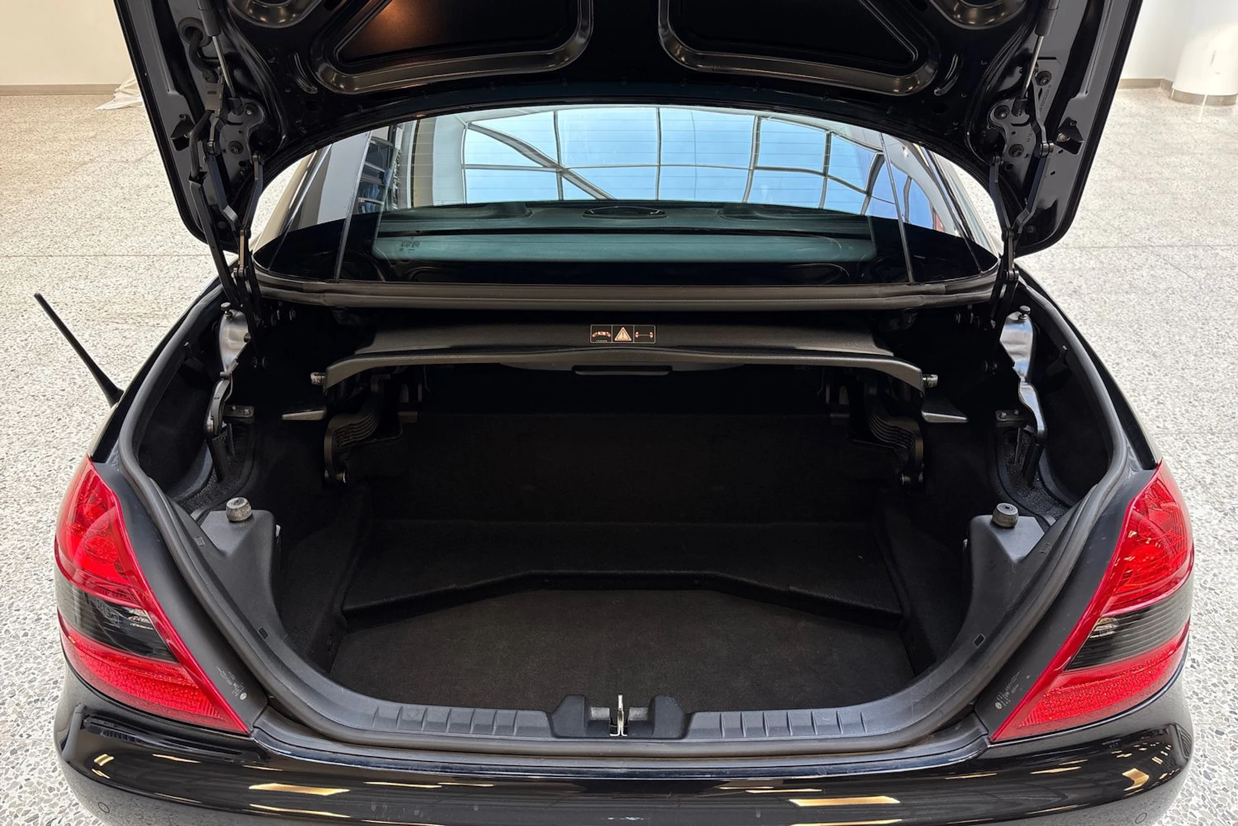 musta Mercedes-Benz SLK 2011 kuva 11.