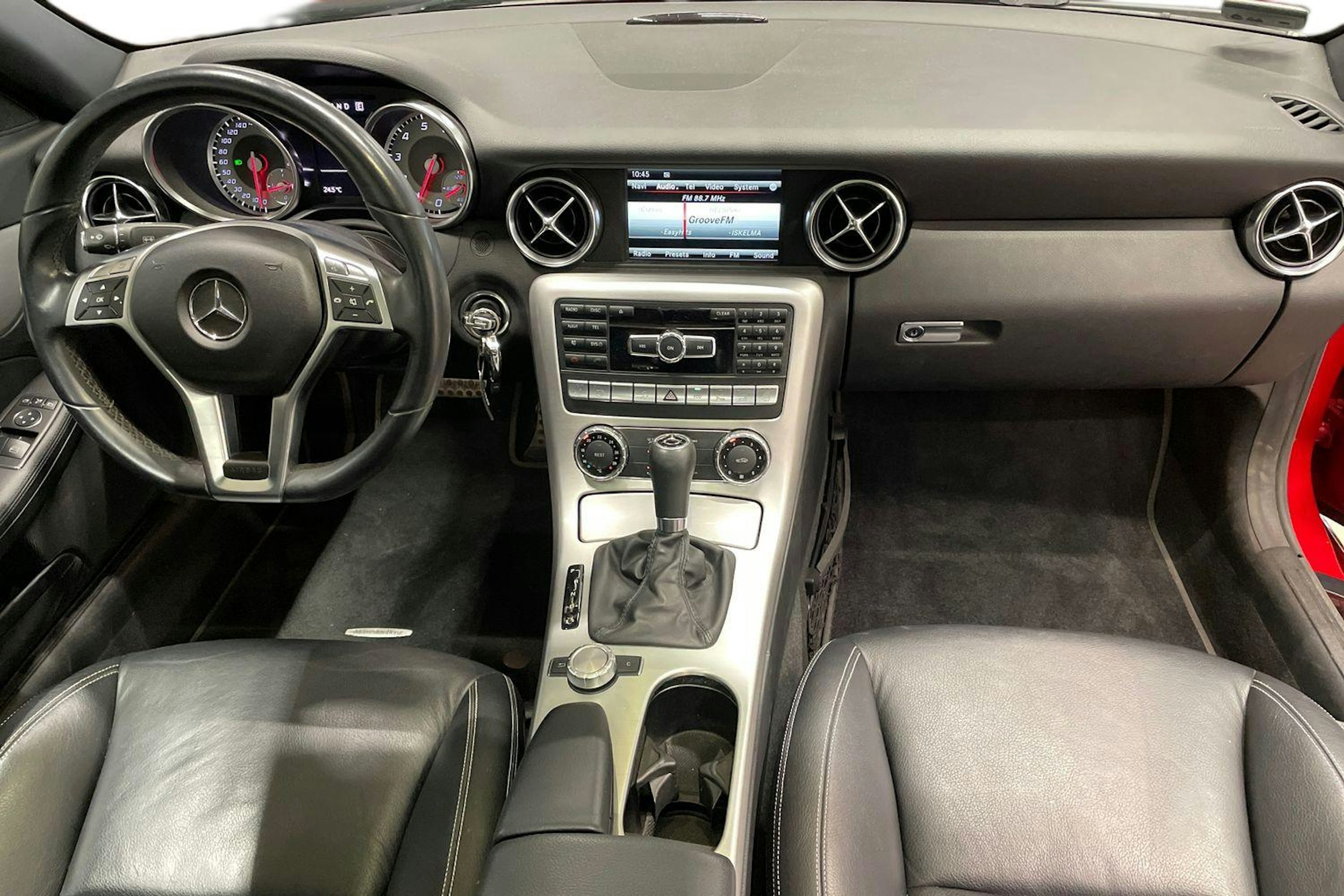 punainen Mercedes-Benz SLK 2013 kuva 7.