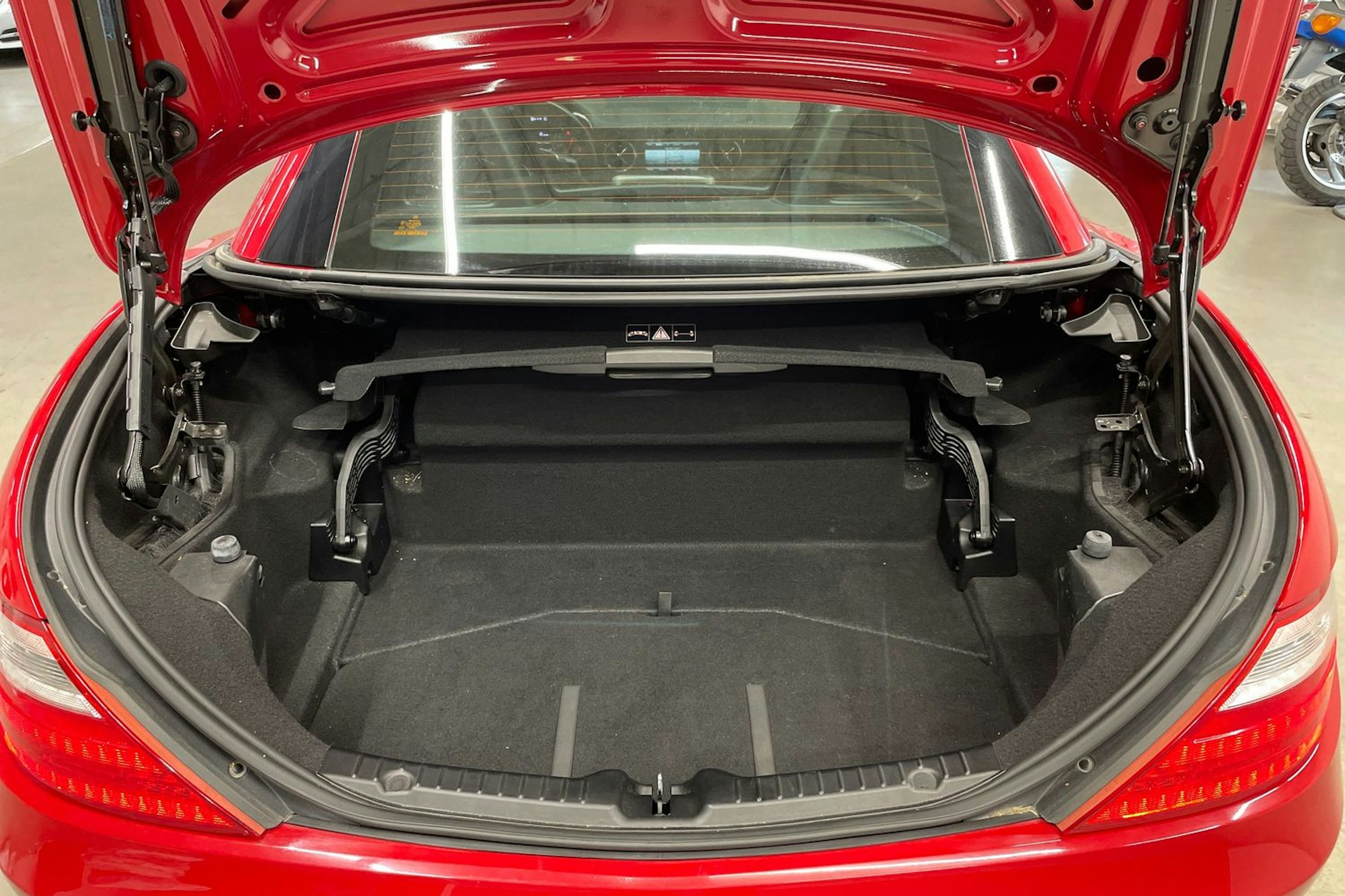 punainen Mercedes-Benz SLK 2013 kuva 11.