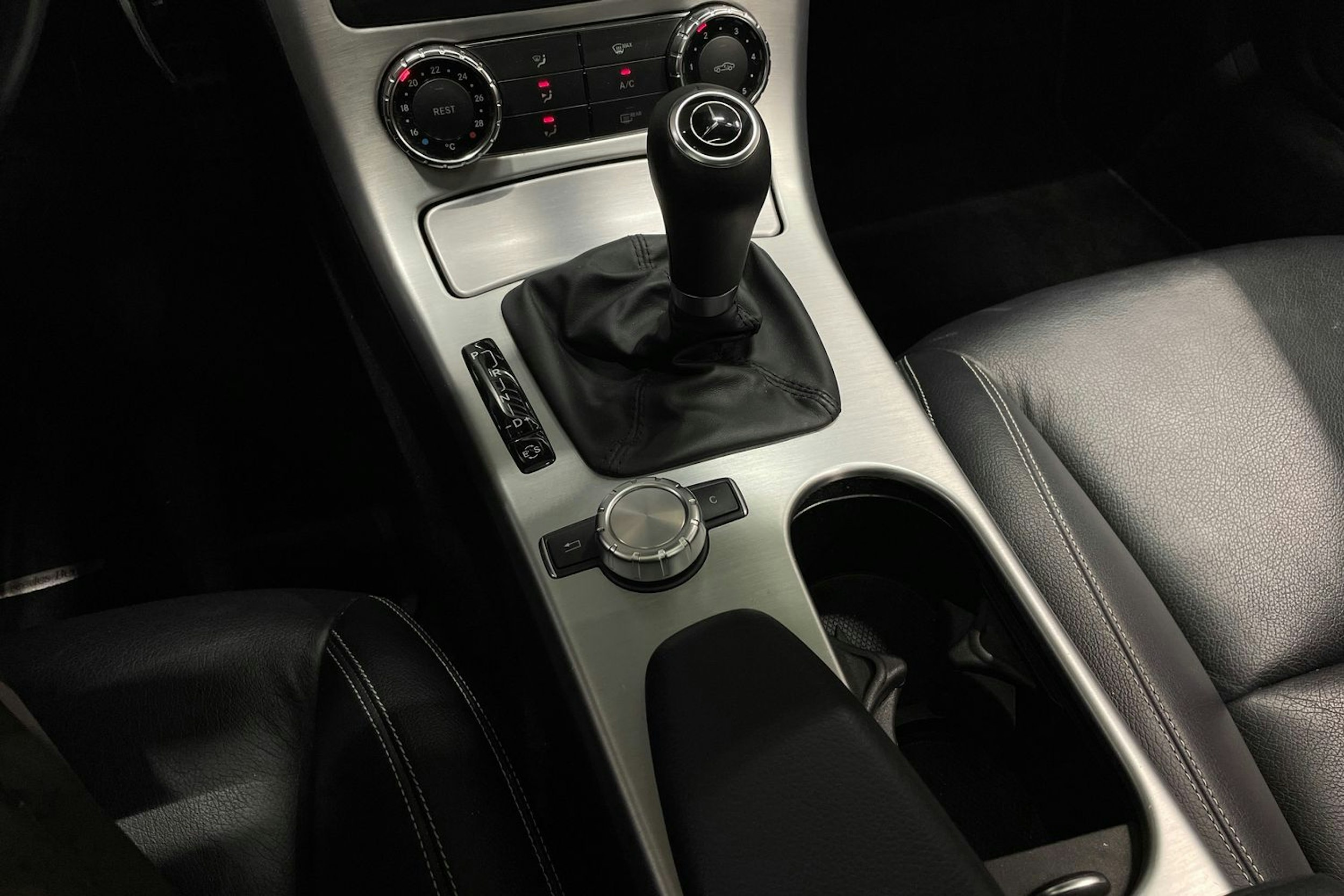 punainen Mercedes-Benz SLK 2013 kuva 14.
