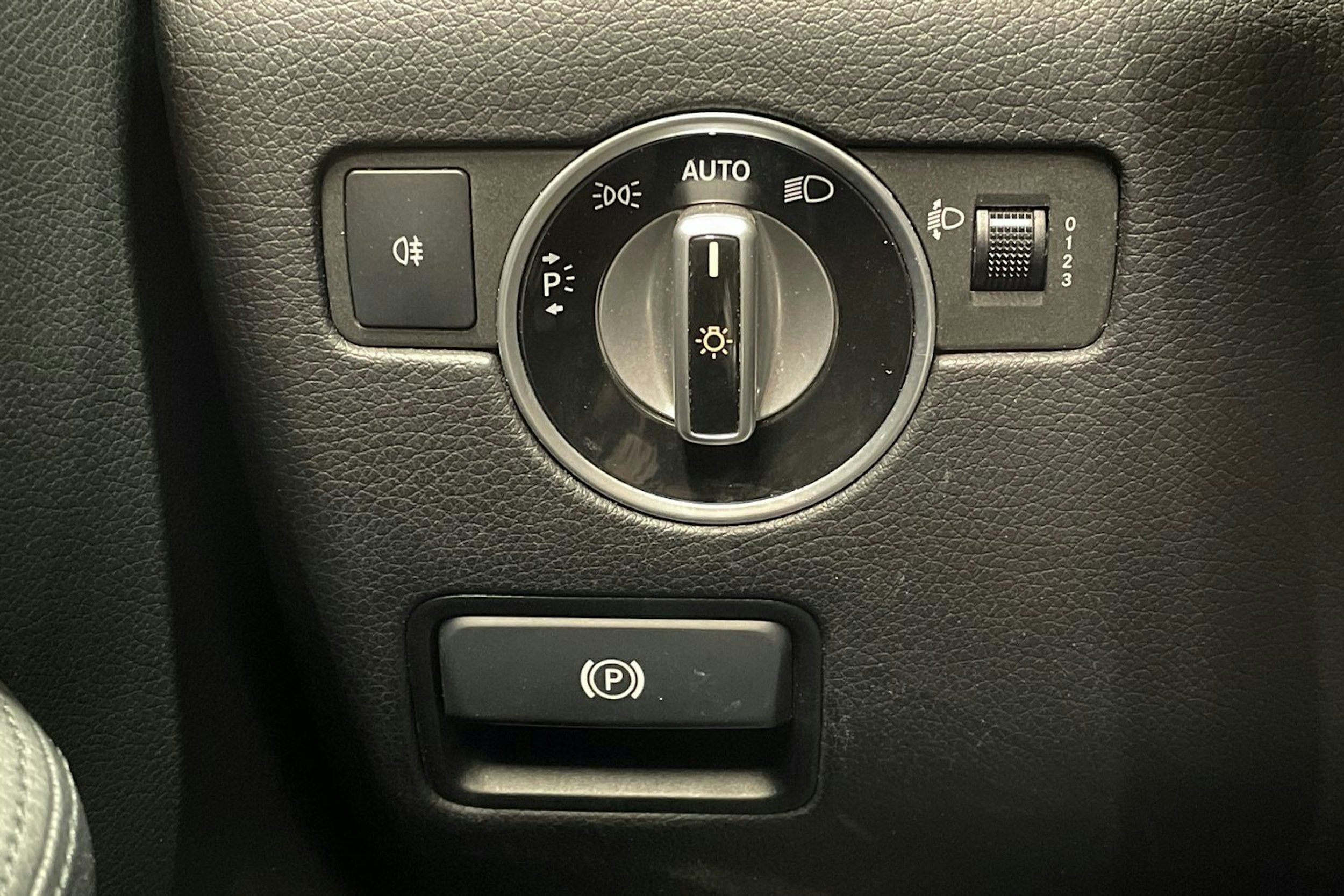 punainen Mercedes-Benz SLK 2013 kuva 15.