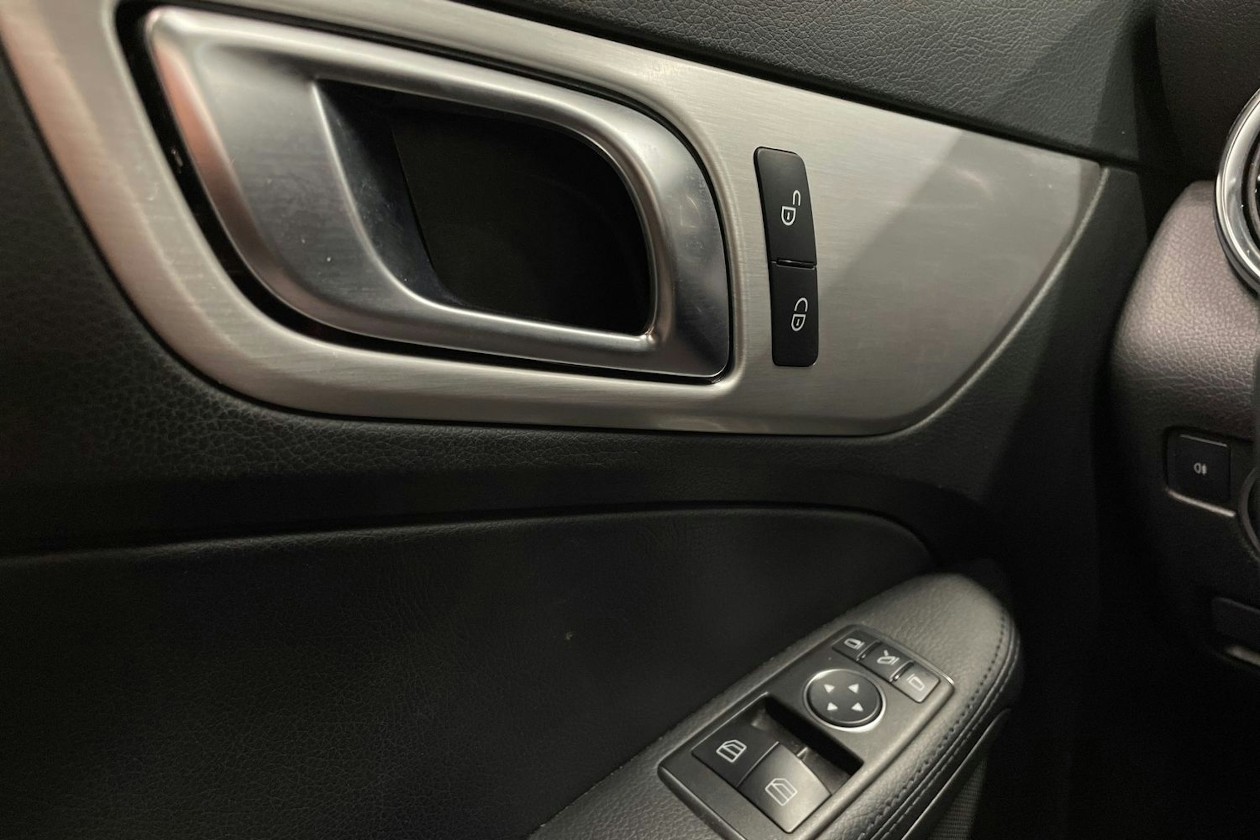 punainen Mercedes-Benz SLK 2013 kuva 16.