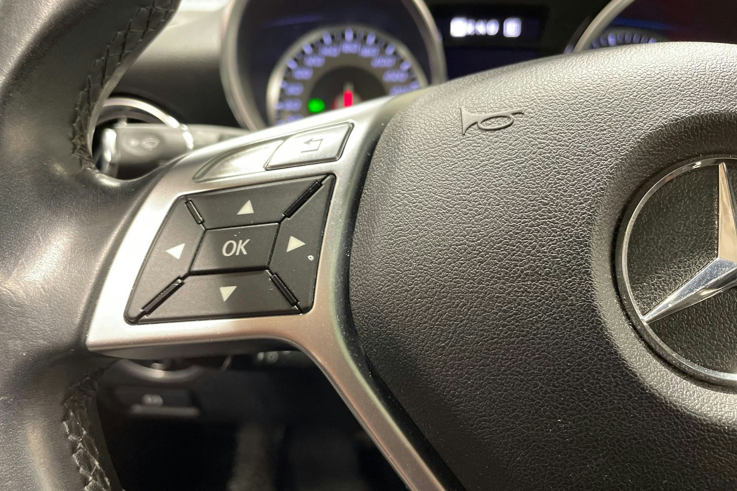 punainen Mercedes-Benz SLK 2013 kuva 17.
