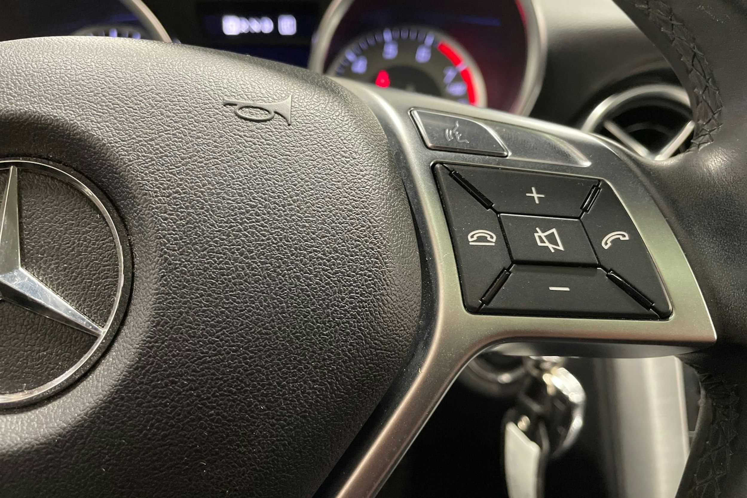 punainen Mercedes-Benz SLK 2013 kuva 18.